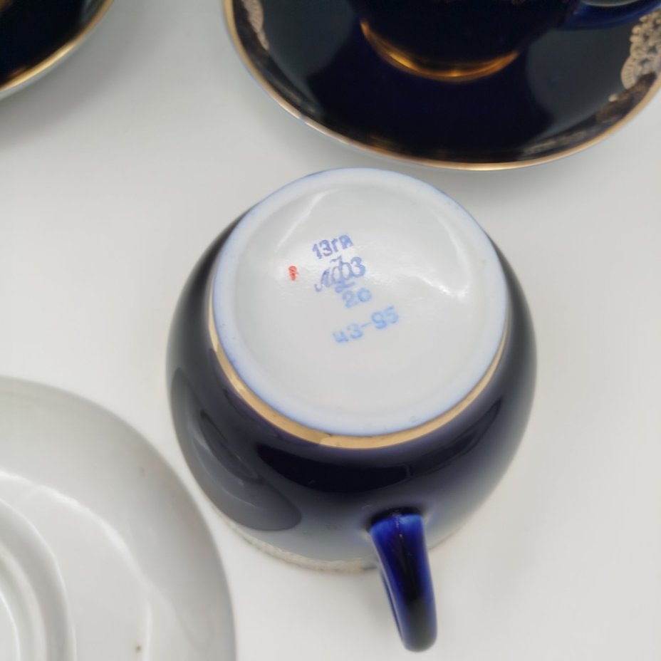 Набор из шести чайных пар с ажурным декором и надписью "Поздравляю", фарфор, крытье кобальтом, золочение, Ленинградский фарфоровый завод (ЛФЗ), СССР, 1960-1970 гг.