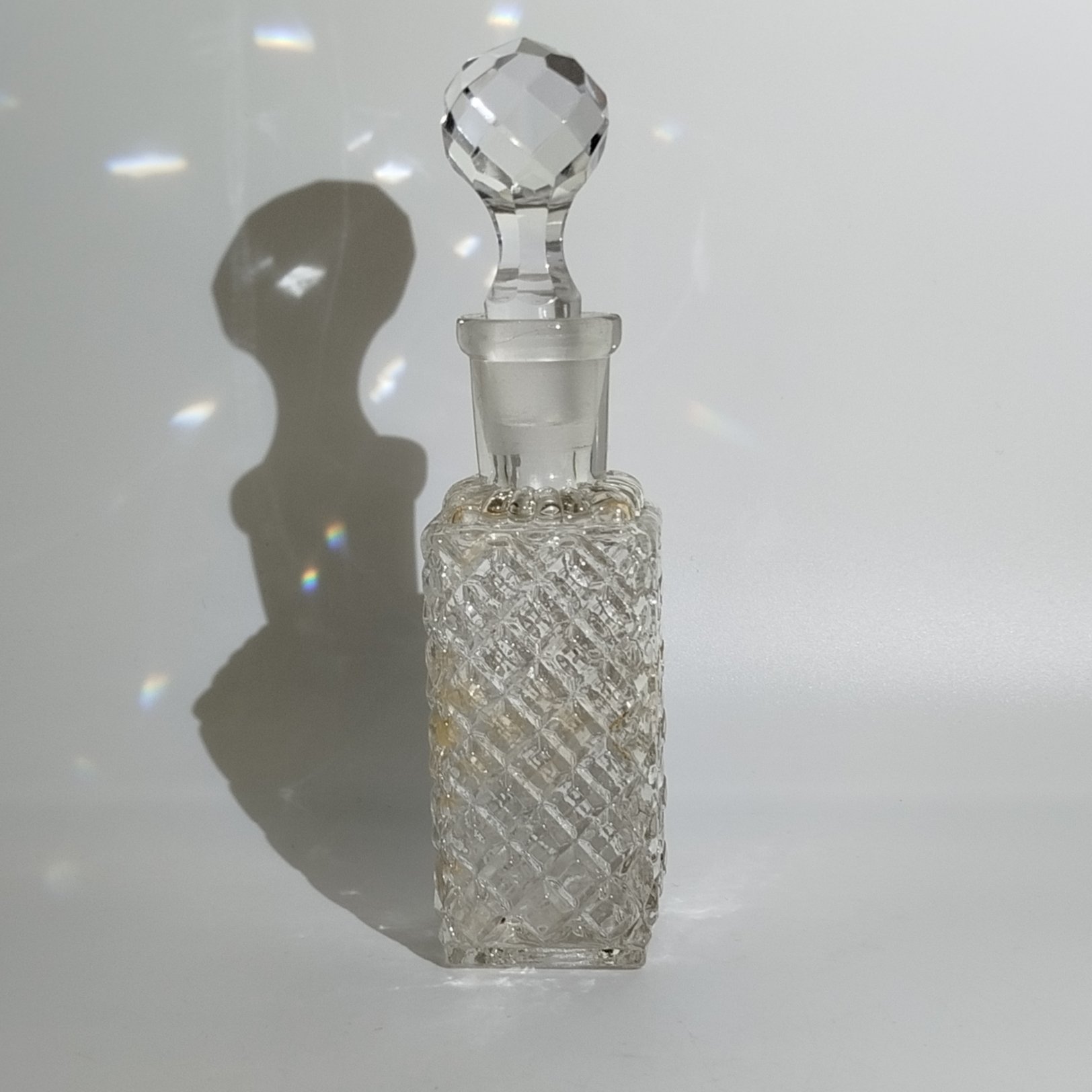 Флакон парфюмерный с рельефным туловом, трест "Жиркость" (пробка в подборе), стекло, СССР, 1920-1930 гг.