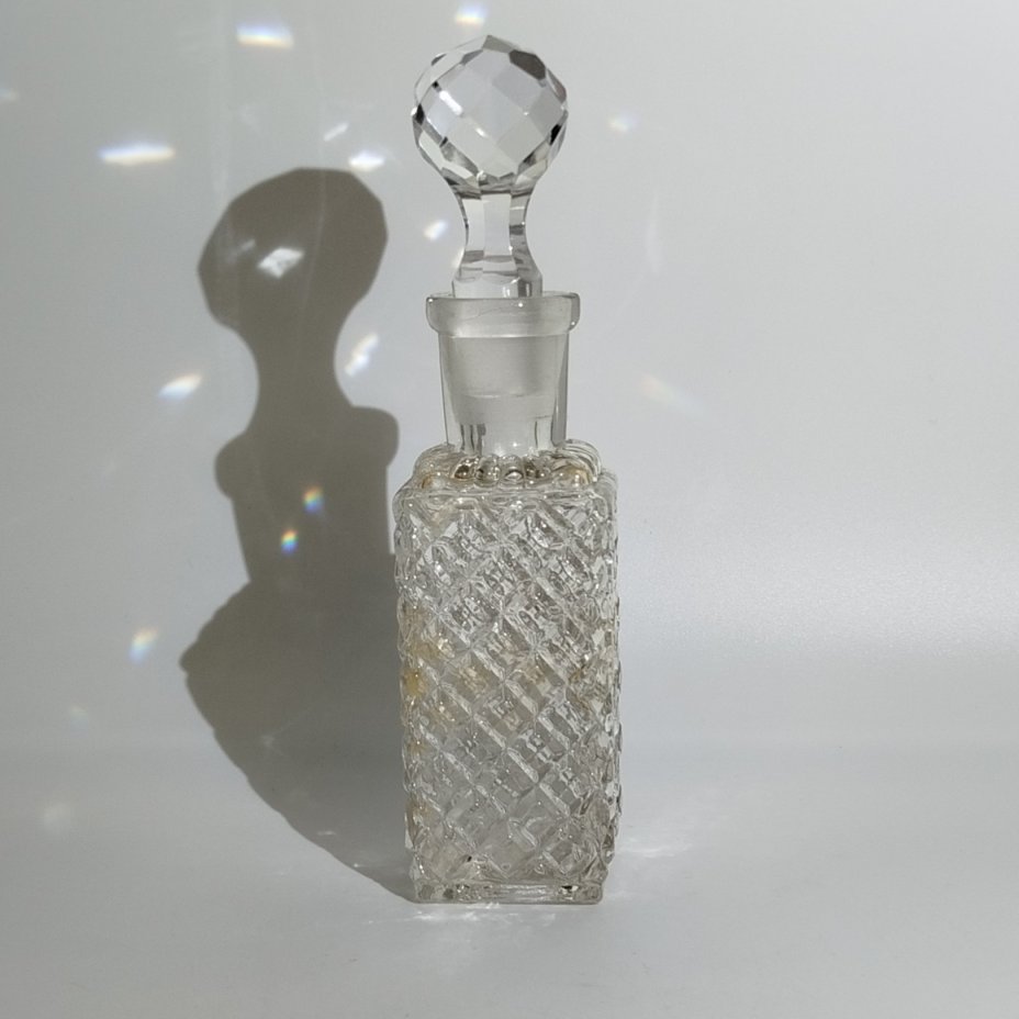 Флакон парфюмерный с рельефным туловом, трест "Жиркость" (пробка в подборе), стекло, СССР, 1920-1930 гг.