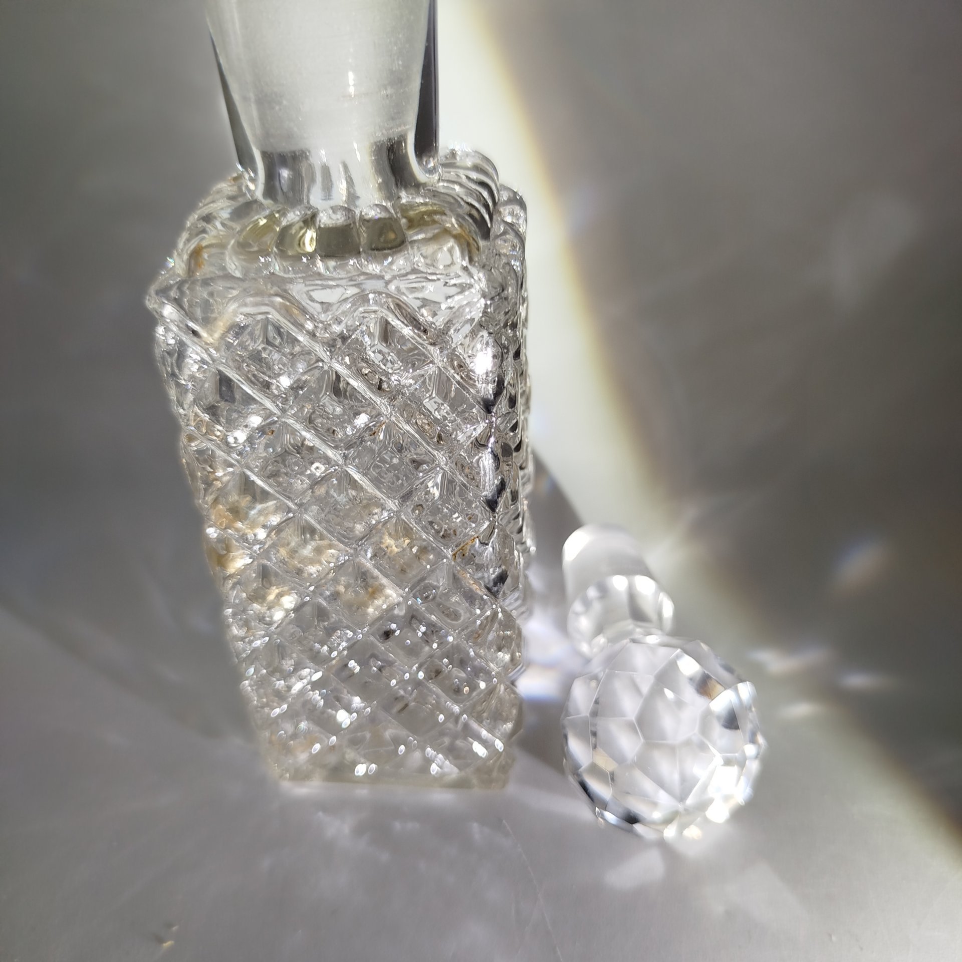 Флакон парфюмерный с рельефным туловом, трест "Жиркость" (пробка в подборе), стекло, СССР, 1920-1930 гг.