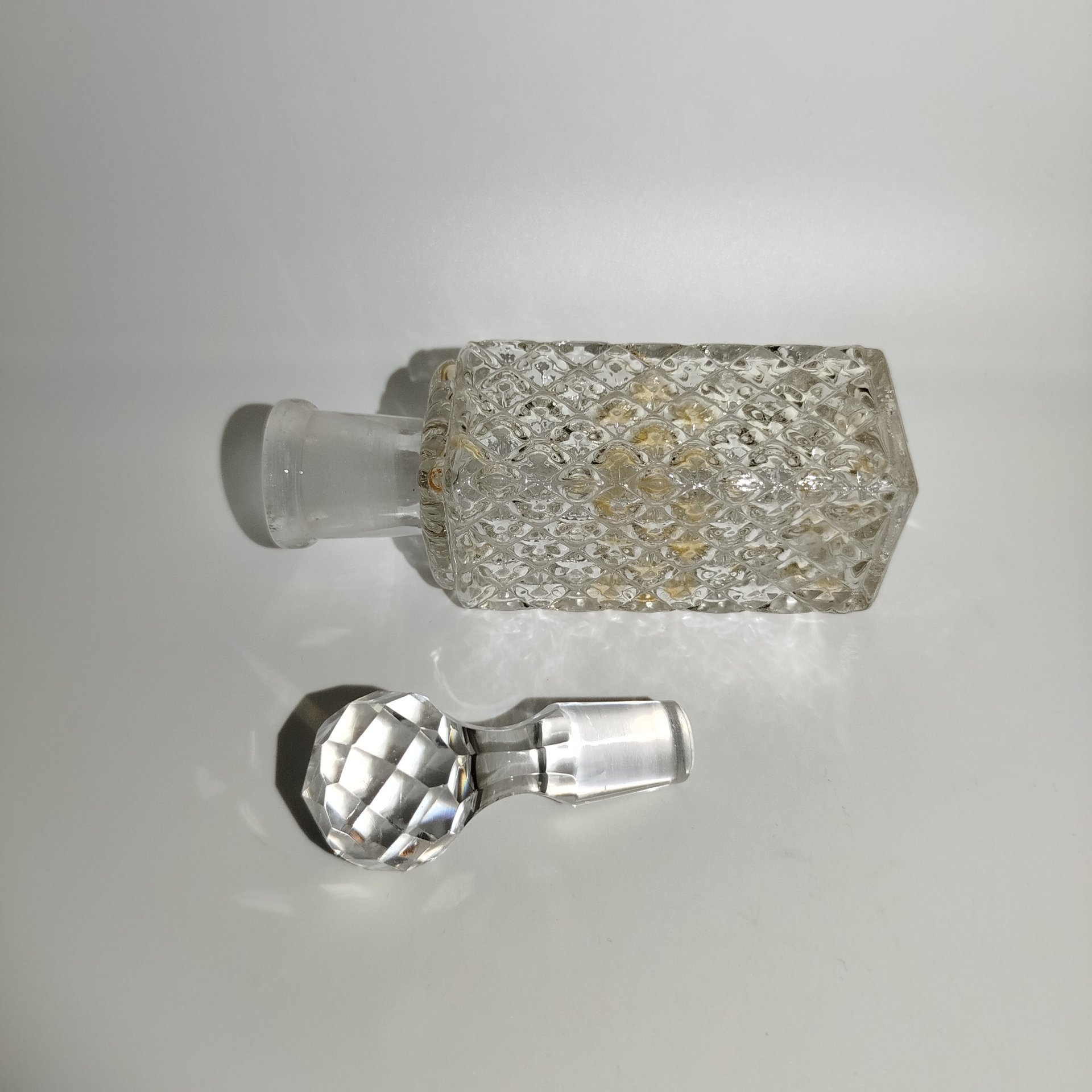 Флакон парфюмерный с рельефным туловом, трест "Жиркость" (пробка в подборе), стекло, СССР, 1920-1930 гг.