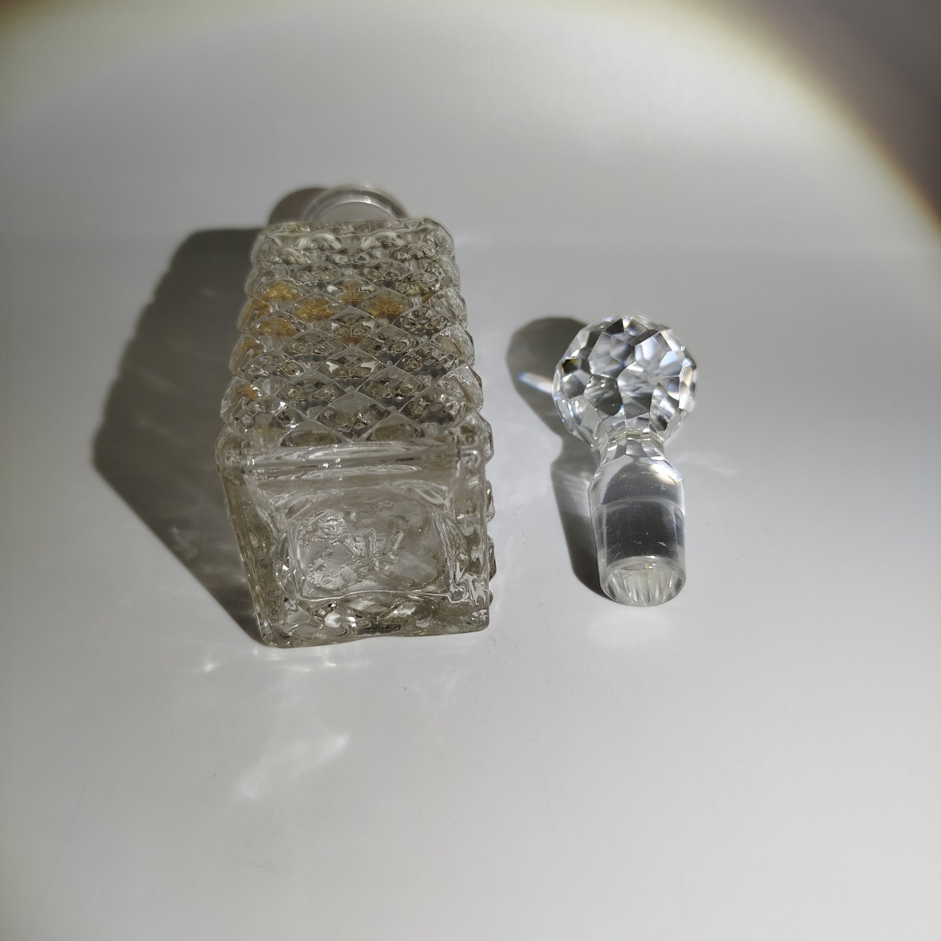 Флакон парфюмерный с рельефным туловом, трест "Жиркость" (пробка в подборе), стекло, СССР, 1920-1930 гг.