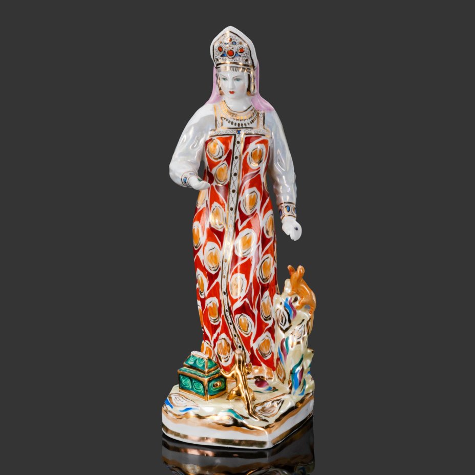 Статуэтка "Дары хозяйки Медной горы", скульптор Кожин П.М, художник Шепелева М.М., фарфор, роспись, люстр, золочение, Дулевский фарфоровый завод (Дулёво), СССР, 1959 г., Дулевский фарфоровый завод (Дулёво)