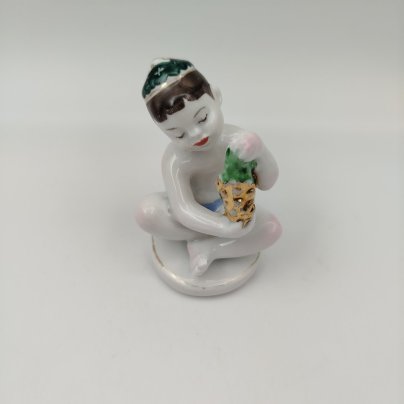 Статуэтка "Мальчик с виноградом" из серии "Счастливое детство", скульптор Г.С. Столбова, художник Е.Н. Лупанова, фарфор, роспись, золочение, Ленинградский фарфоровый завод (ЛФЗ), СССР, 1950-1960 гг.