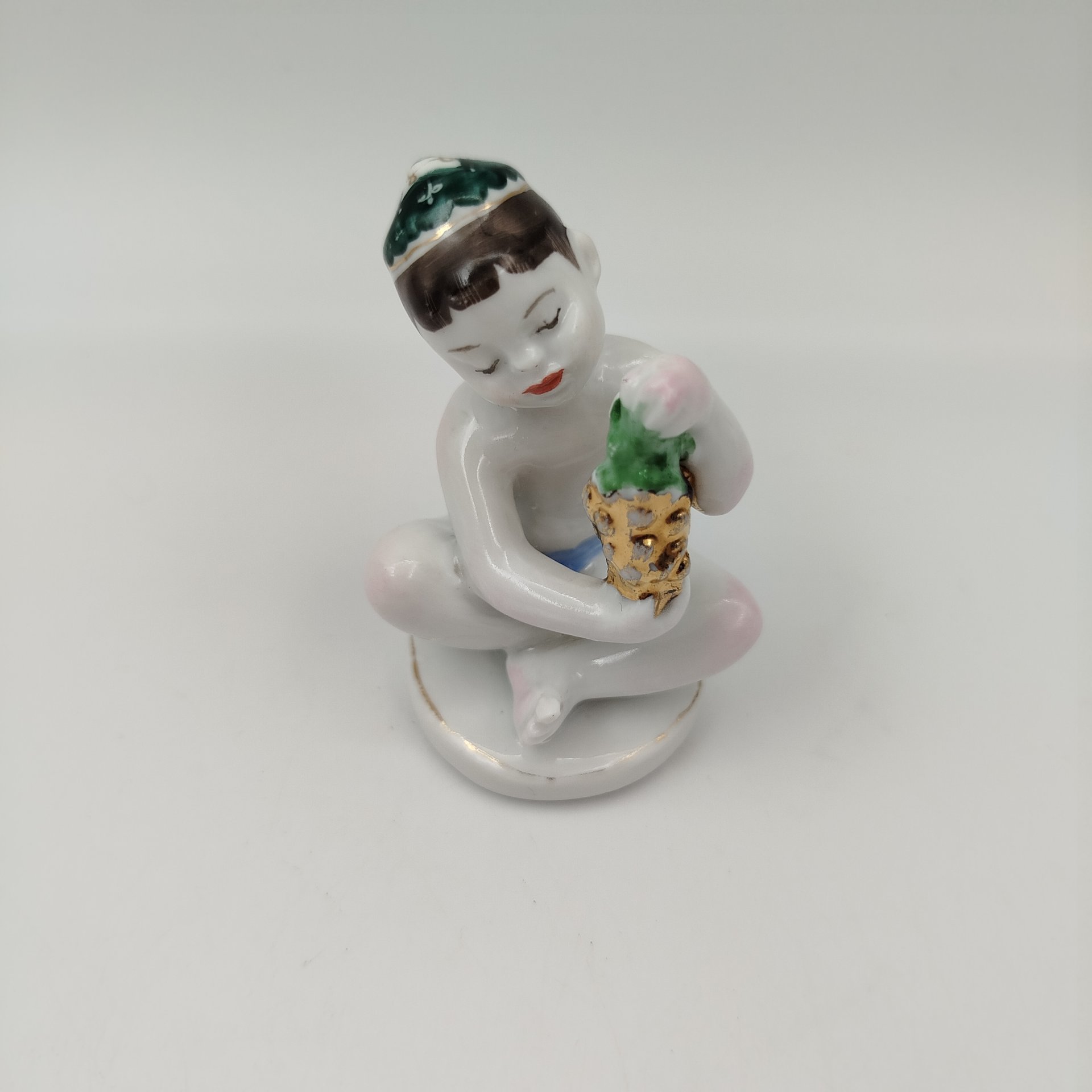 Статуэтка "Мальчик с виноградом" из серии "Счастливое детство", скульптор Г.С. Столбова, художник Е.Н. Лупанова, фарфор, роспись, золочение, Ленинградский фарфоровый завод (ЛФЗ), СССР, 1950-1960 гг.