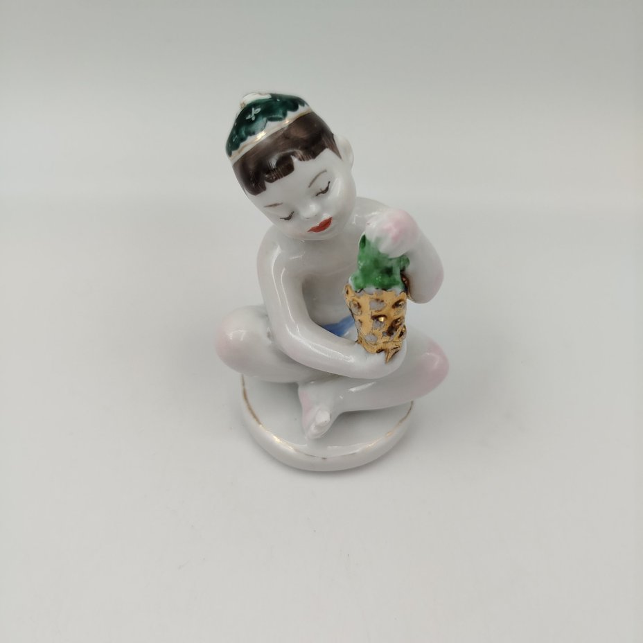 Статуэтка "Мальчик с виноградом" из серии "Счастливое детство", скульптор Г.С. Столбова, художник Е.Н. Лупанова, фарфор, роспись, золочение, Ленинградский фарфоровый завод (ЛФЗ), СССР, 1950-1960 гг.