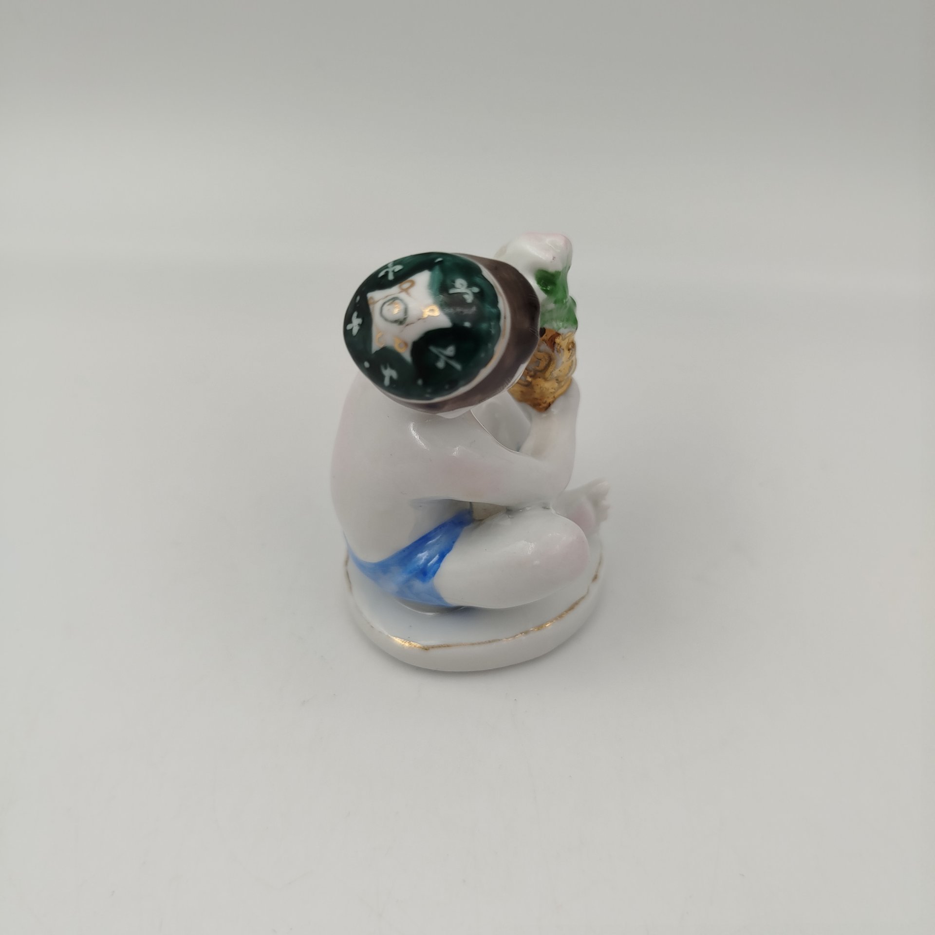 Статуэтка "Мальчик с виноградом" из серии "Счастливое детство", скульптор Г.С. Столбова, художник Е.Н. Лупанова, фарфор, роспись, золочение, Ленинградский фарфоровый завод (ЛФЗ), СССР, 1950-1960 гг.