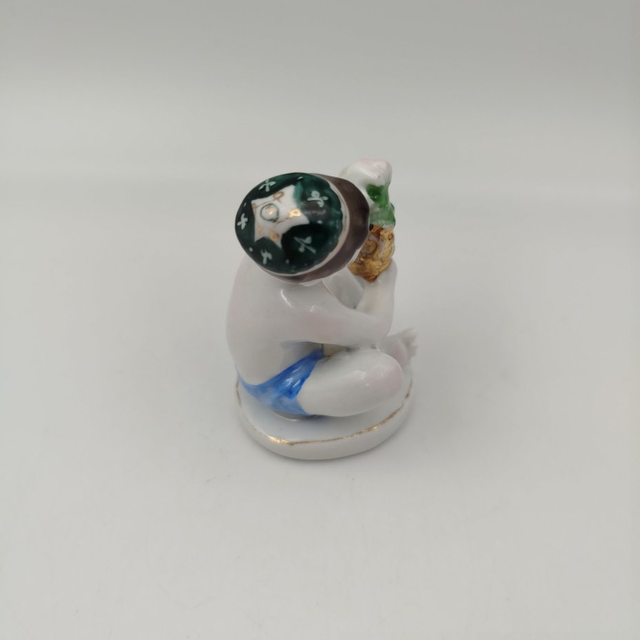 Статуэтка "Мальчик с виноградом" из серии "Счастливое детство", скульптор Г.С. Столбова, художник Е.Н. Лупанова, фарфор, роспись, золочение, Ленинградский фарфоровый завод (ЛФЗ), СССР, 1950-1960 гг.