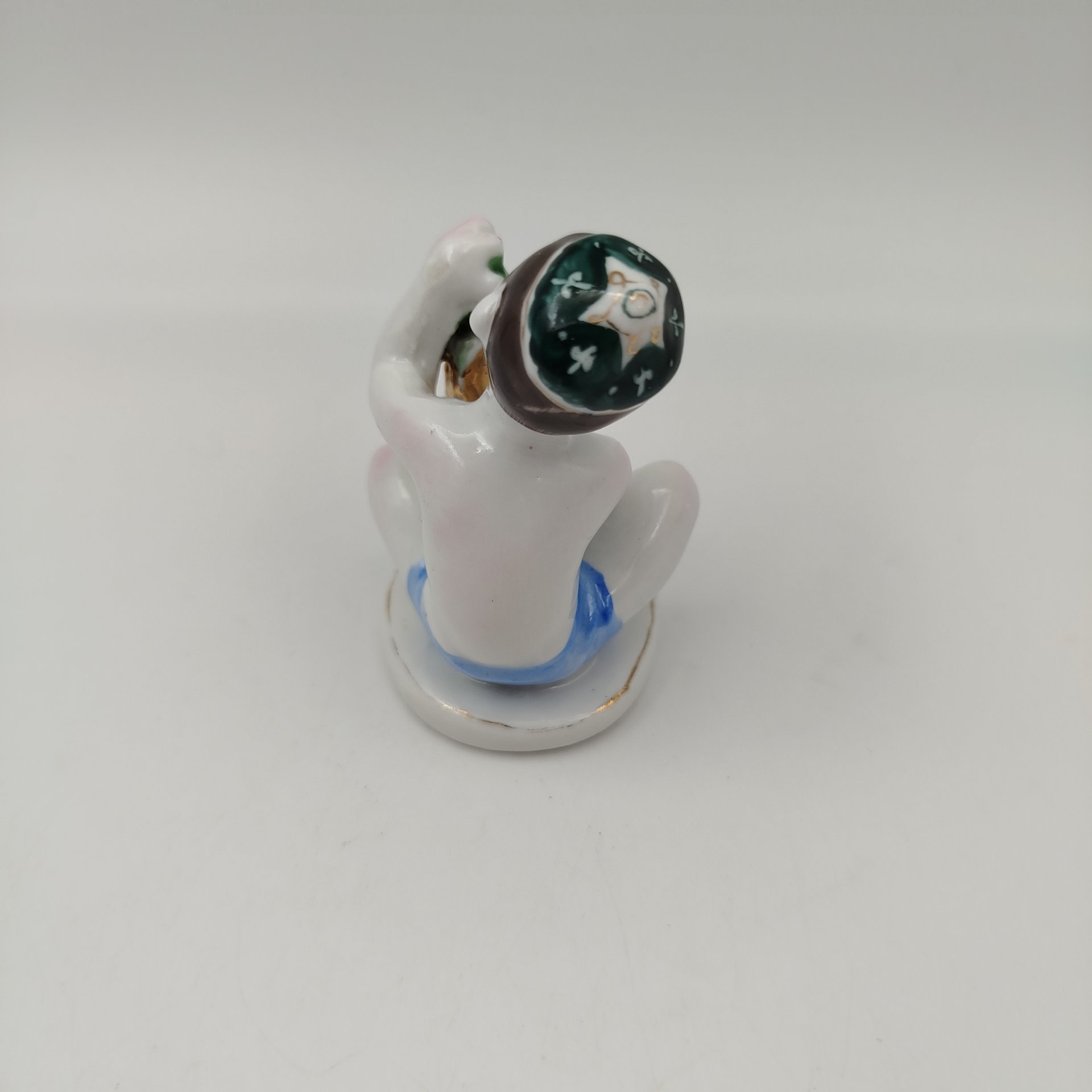 Статуэтка "Мальчик с виноградом" из серии "Счастливое детство", скульптор Г.С. Столбова, художник Е.Н. Лупанова, фарфор, роспись, золочение, Ленинградский фарфоровый завод (ЛФЗ), СССР, 1950-1960 гг.