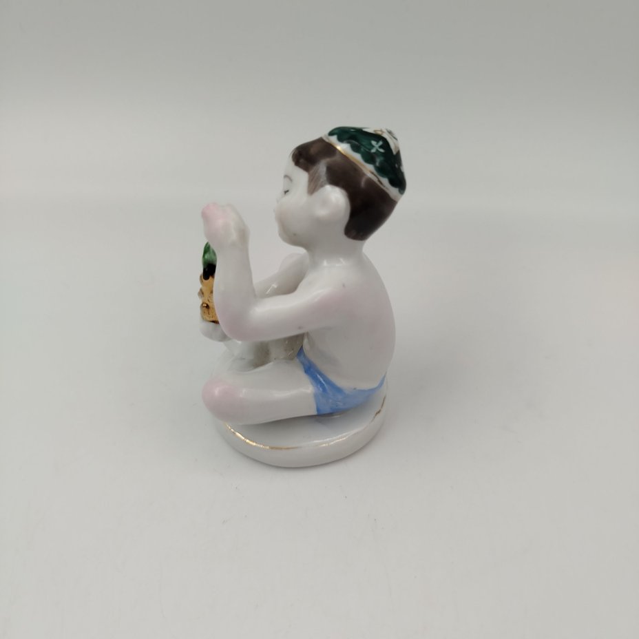 Статуэтка "Мальчик с виноградом" из серии "Счастливое детство", скульптор Г.С. Столбова, художник Е.Н. Лупанова, фарфор, роспись, золочение, Ленинградский фарфоровый завод (ЛФЗ), СССР, 1950-1960 гг.