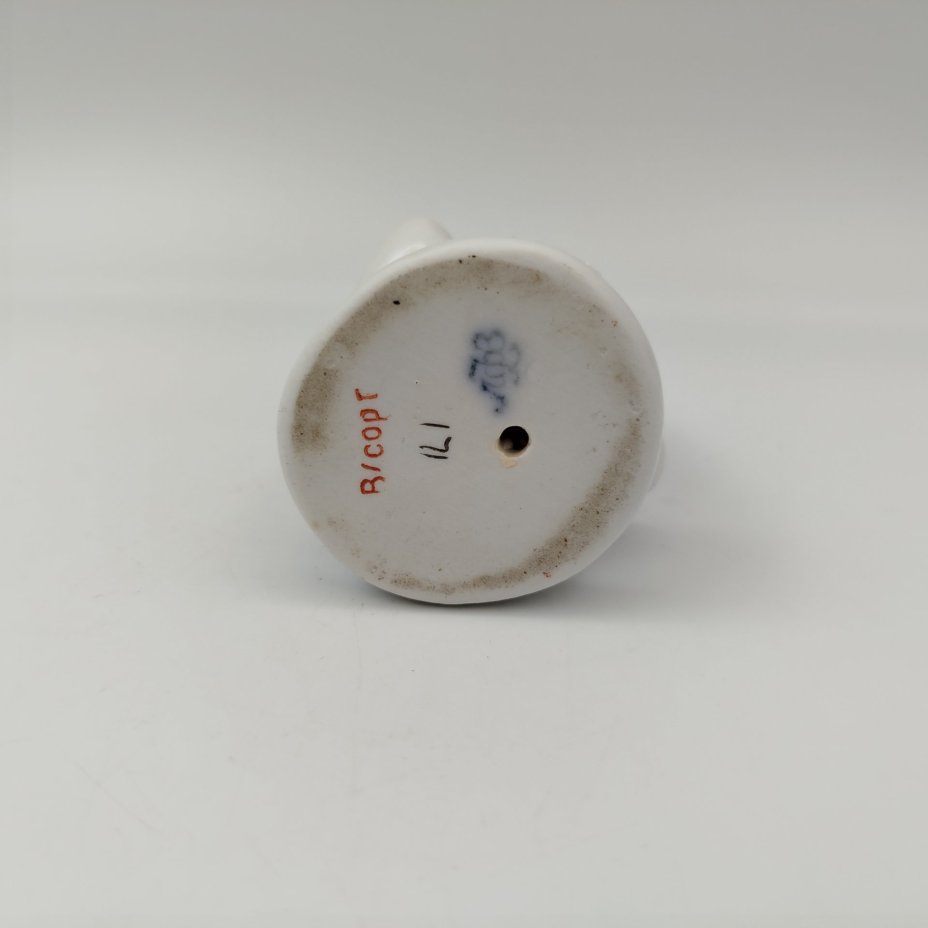 Статуэтка "Мальчик с виноградом" из серии "Счастливое детство", скульптор Г.С. Столбова, художник Е.Н. Лупанова, фарфор, роспись, золочение, Ленинградский фарфоровый завод (ЛФЗ), СССР, 1950-1960 гг.