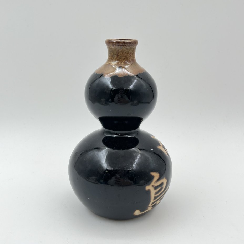 Графин для саке традиционной японской формы коричневого цвета