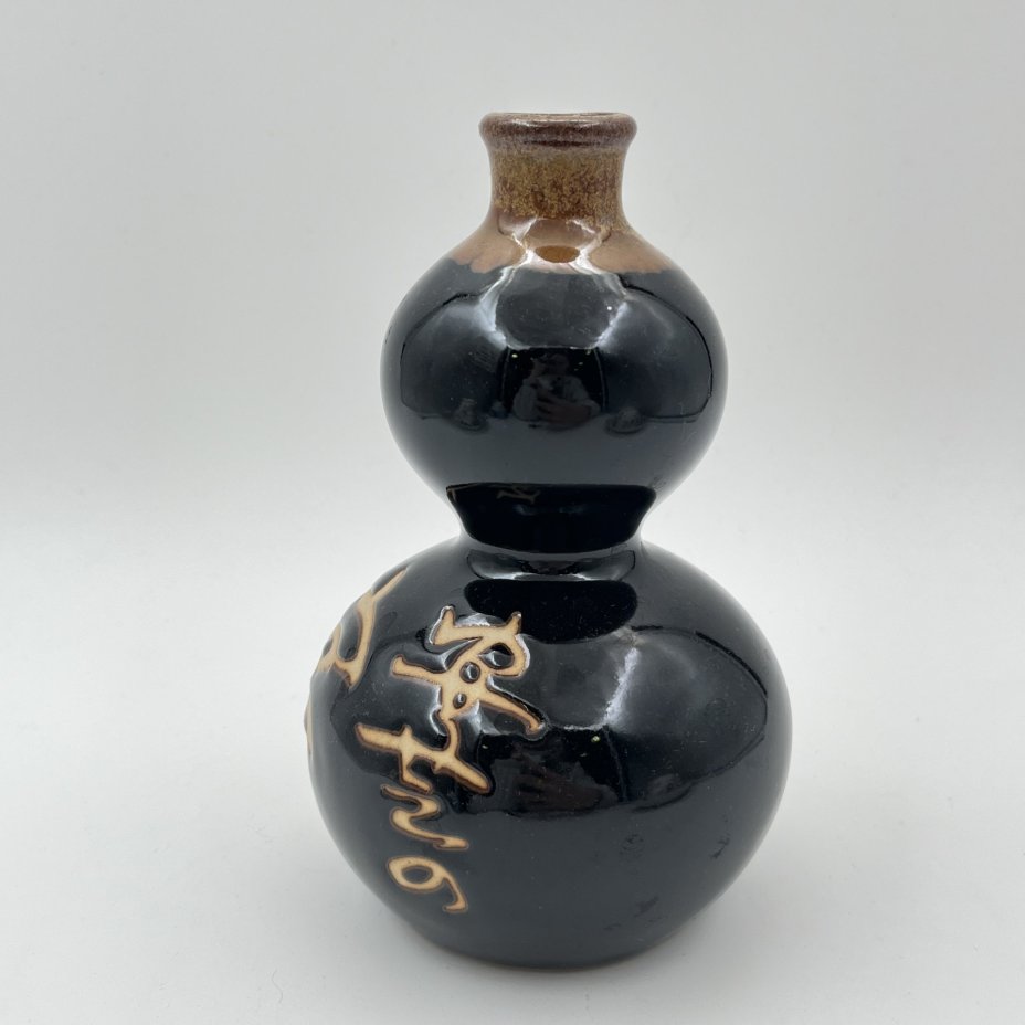 Графин для саке традиционной японской формы коричневого цвета