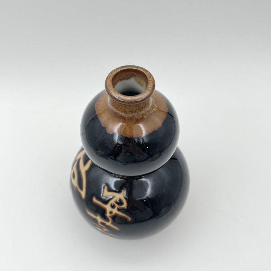 Графин для саке традиционной японской формы коричневого цвета