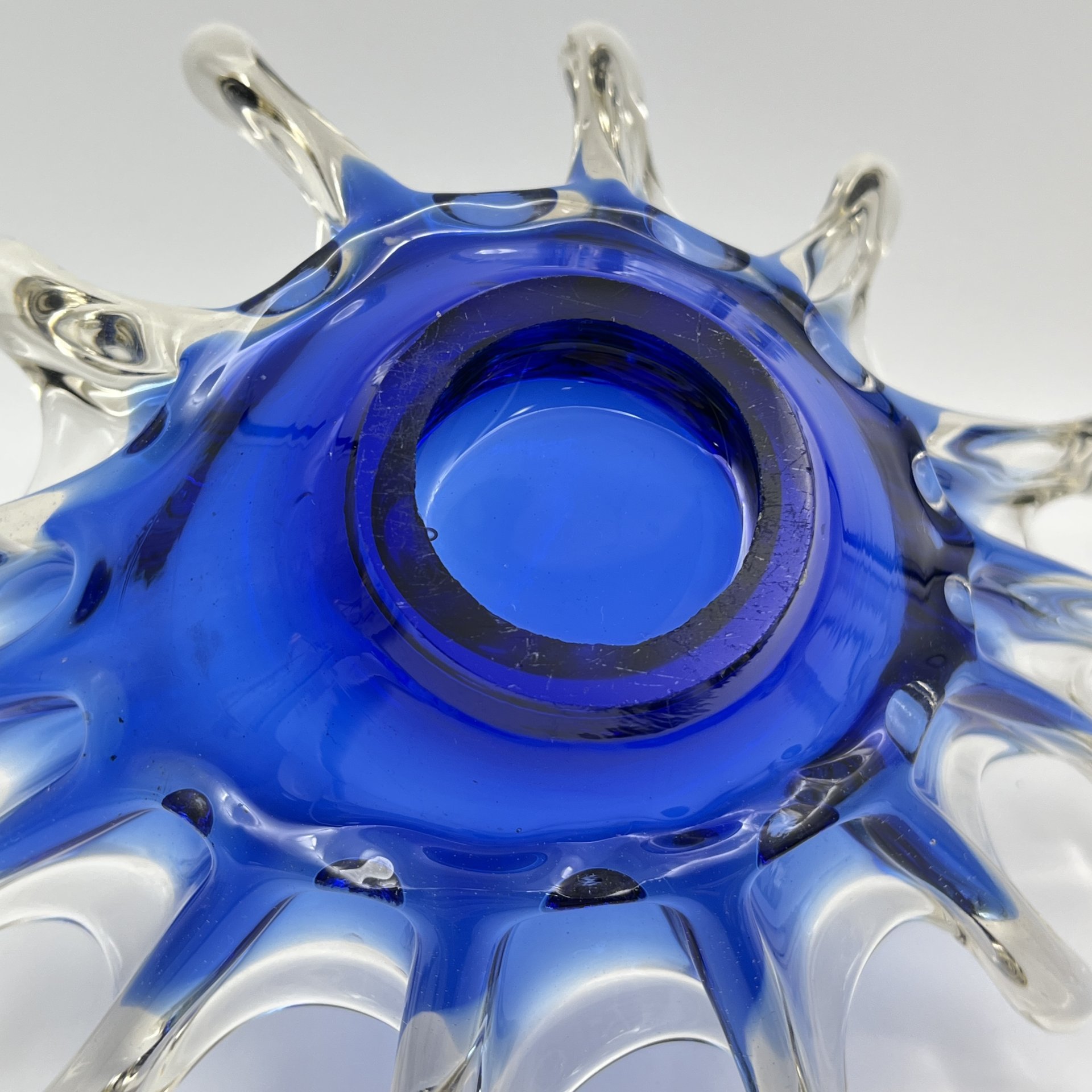 Ваза формы "Медуза", Ливанский стекольный завод, цветное стекло, гутная техника, СССР, 1970-1990 гг.