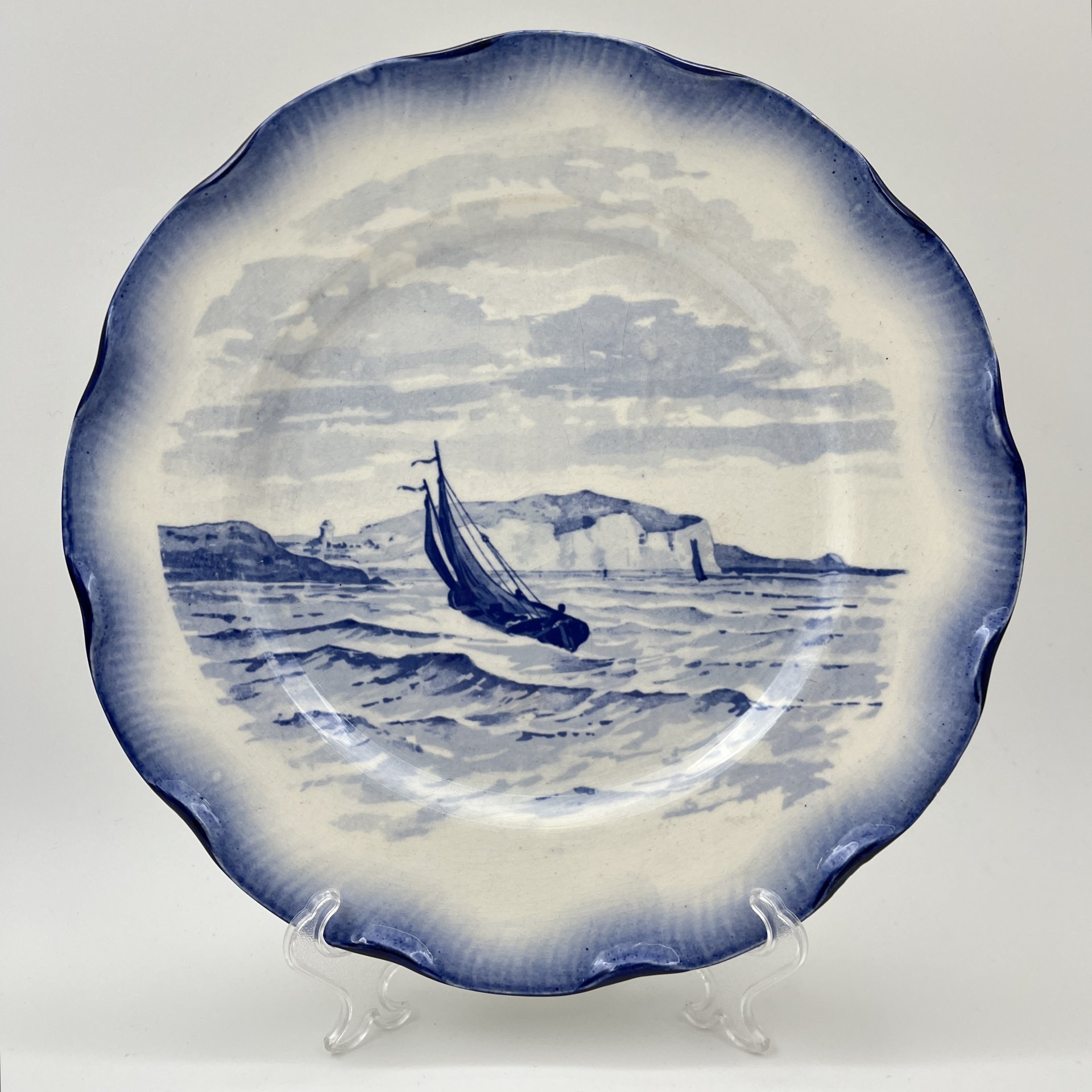 Тарелка с изображением парусника в море и фигурным бортом, фаянс, деколь, Sarreguemines (Саргемин), Франция, 1890-1910 гг.
