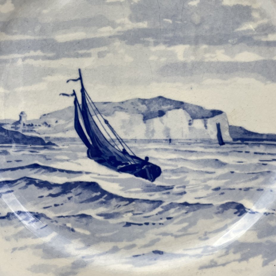 Тарелка с изображением парусника в море и фигурным бортом, фаянс, деколь, Sarreguemines (Саргемин), Франция, 1890-1910 гг.
