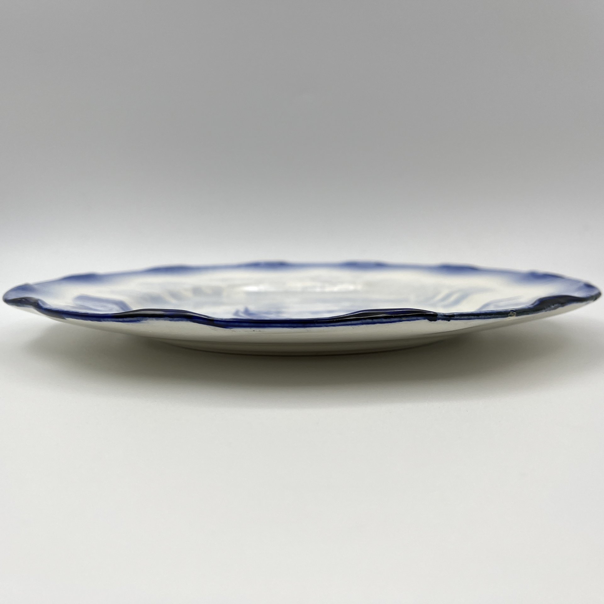 Тарелка с изображением парусника в море и фигурным бортом, фаянс, деколь, Sarreguemines (Саргемин), Франция, 1890-1910 гг.