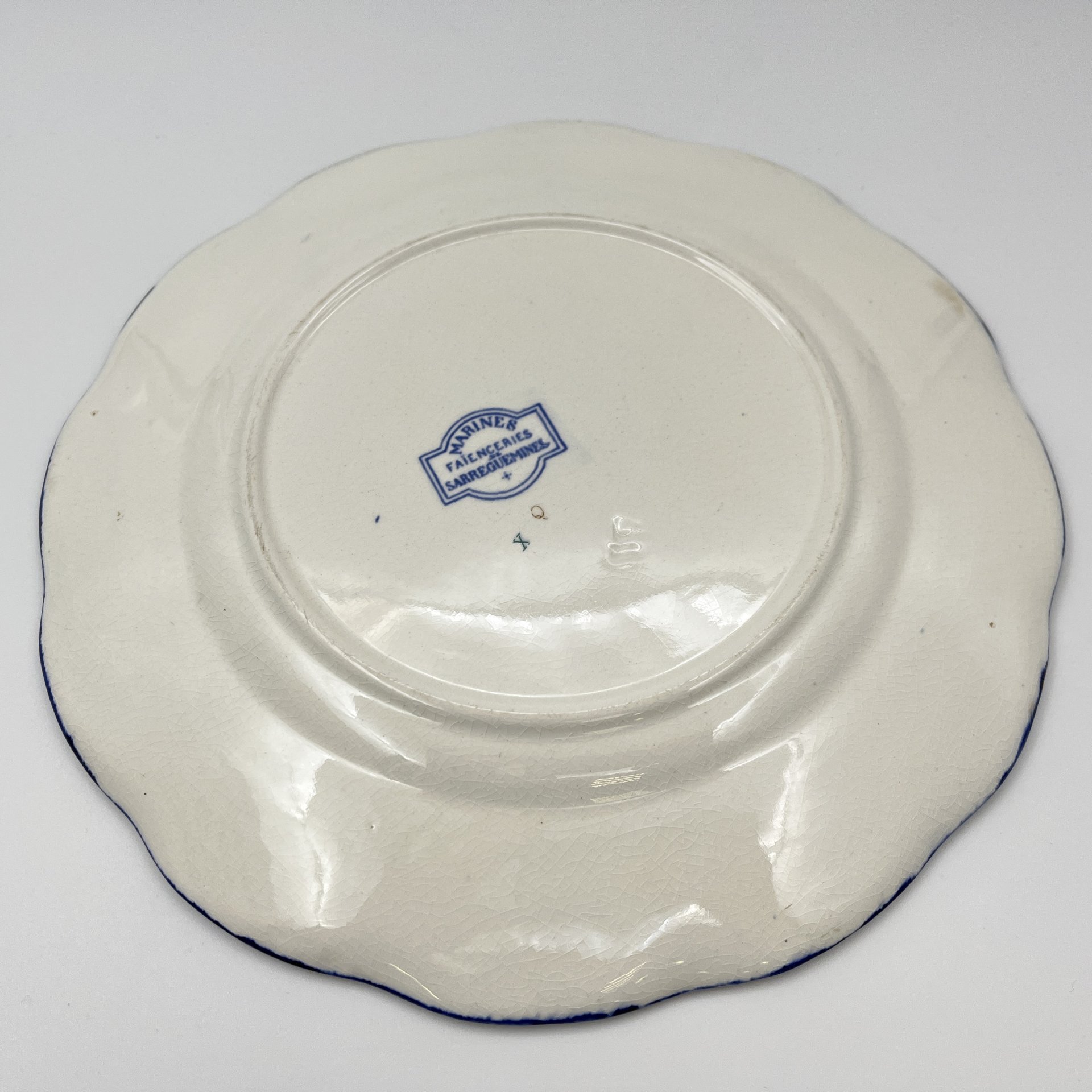 Тарелка с изображением парусника в море и фигурным бортом, фаянс, деколь, Sarreguemines (Саргемин), Франция, 1890-1910 гг.