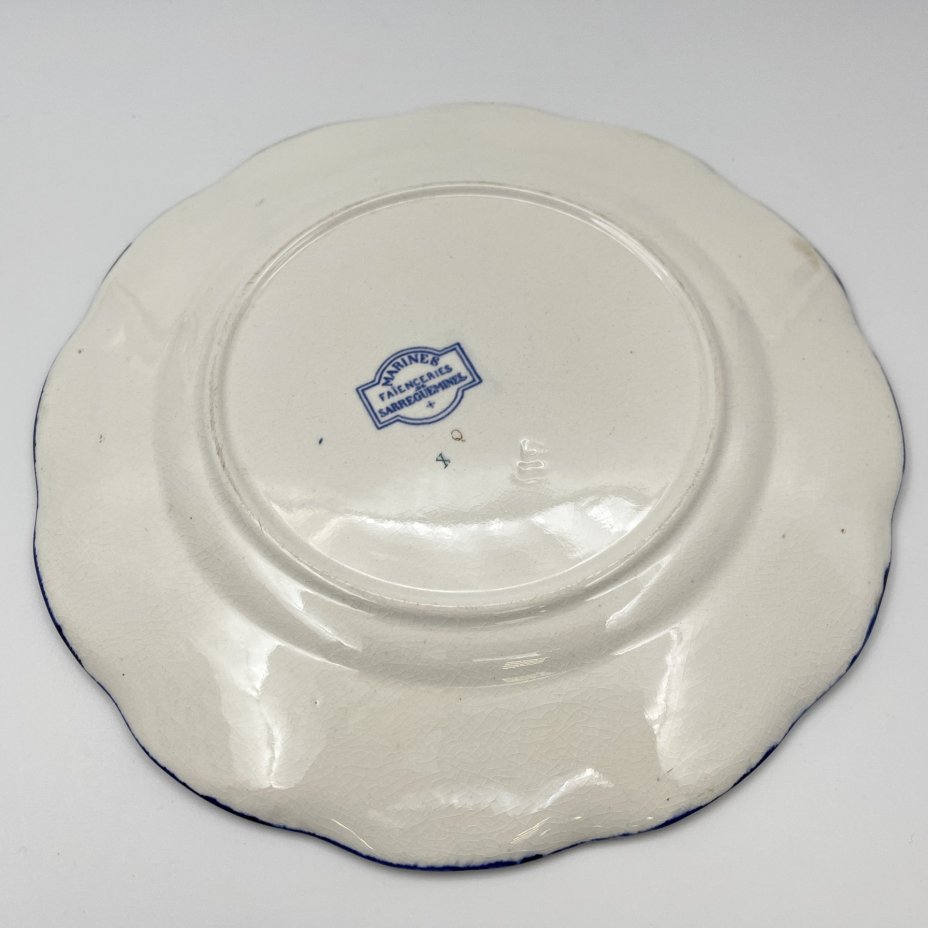 Тарелка с изображением парусника в море и фигурным бортом, фаянс, деколь, Sarreguemines (Саргемин), Франция, 1890-1910 гг.