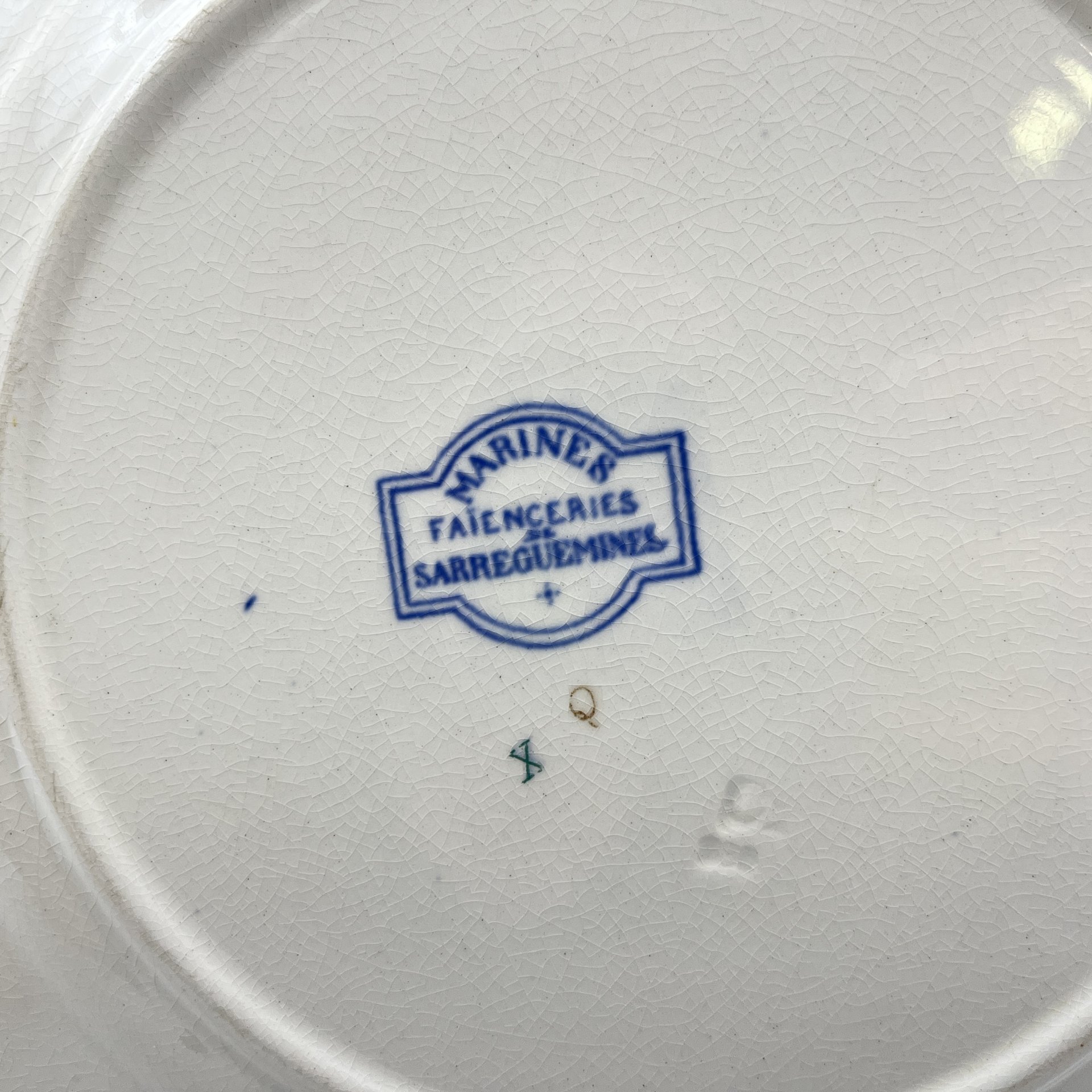 Тарелка с изображением парусника в море и фигурным бортом, фаянс, деколь, Sarreguemines (Саргемин), Франция, 1890-1910 гг.