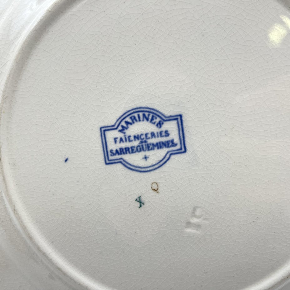 Тарелка с изображением парусника в море и фигурным бортом, фаянс, деколь, Sarreguemines (Саргемин), Франция, 1890-1910 гг.