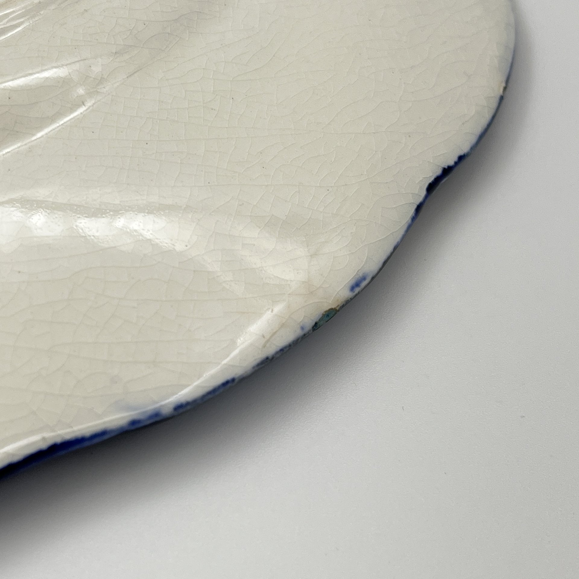 Тарелка с изображением парусника в море и фигурным бортом, фаянс, деколь, Sarreguemines (Саргемин), Франция, 1890-1910 гг.