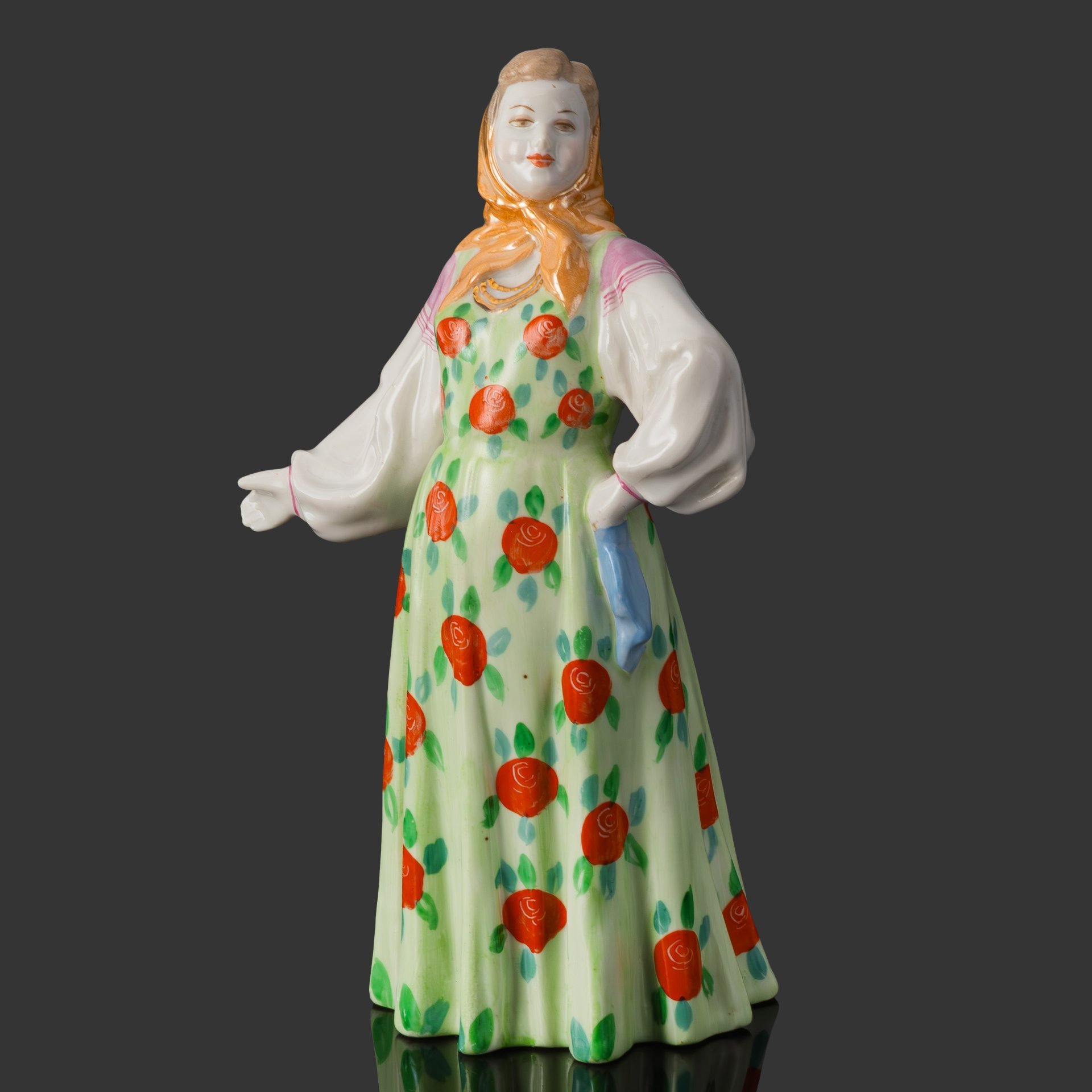 Статуэтка "Плясунья Даша", скульптор А.Д. Бржезицкая, фарфор, роспись, золочение, люстр, Дулевский фарфоровый завод (Дулёво), СССР, 1962 г.