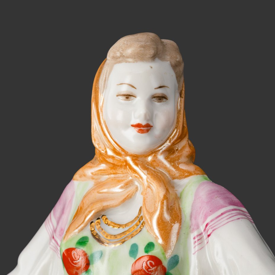 Статуэтка "Плясунья Даша", скульптор А.Д. Бржезицкая, фарфор, роспись, золочение, люстр, Дулевский фарфоровый завод (Дулёво), СССР, 1962 г.