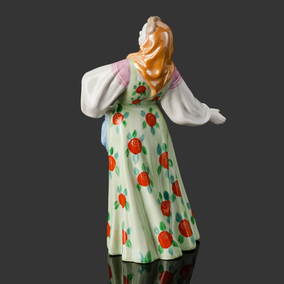 Статуэтка "Плясунья Даша", скульптор А.Д. Бржезицкая, фарфор, роспись, золочение, люстр, Дулевский фарфоровый завод (Дулёво), СССР, 1962 г.