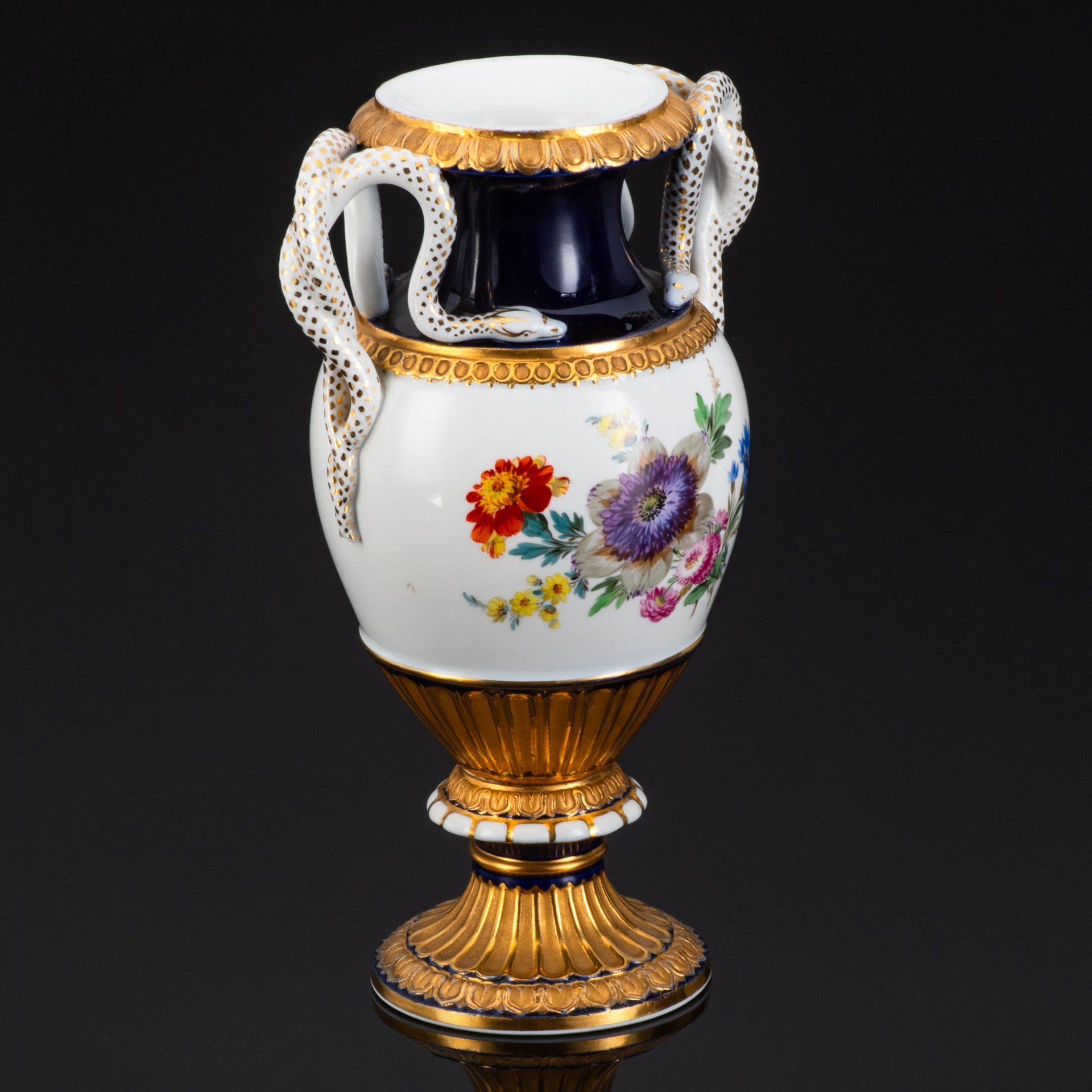 Ваза в форме кратера с ручками в виде змей, фарфор, крытье, роспись, золочение, Meissen (Мейсенский фарфор), Германия, 1950-1980 гг.
