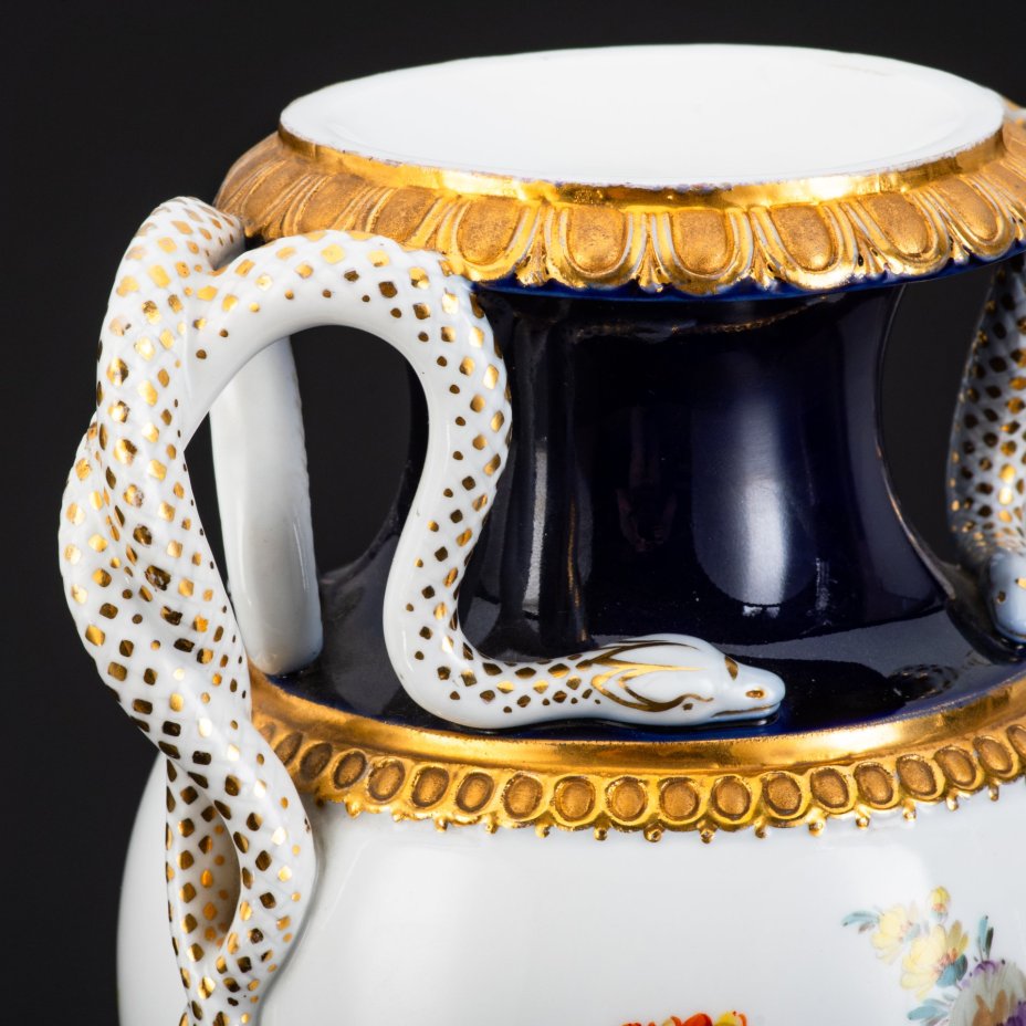 Ваза в форме кратера с ручками в виде змей, фарфор, крытье, роспись, золочение, Meissen (Мейсенский фарфор), Германия, 1950-1980 гг.