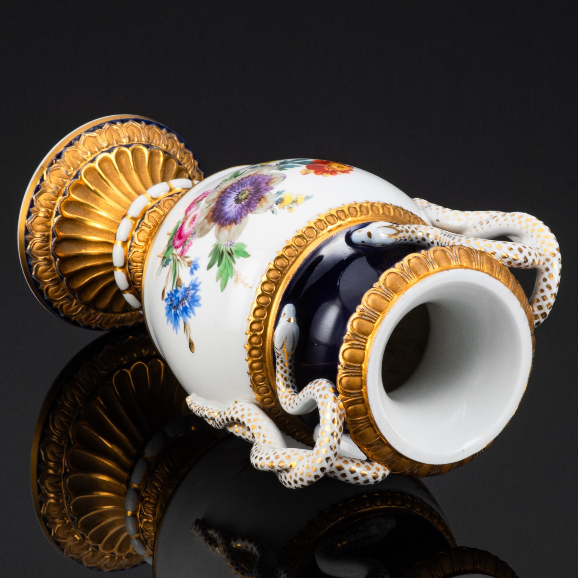 Ваза в форме кратера с ручками в виде змей, фарфор, крытье, роспись, золочение, Meissen (Мейсенский фарфор), Германия, 1950-1980 гг.