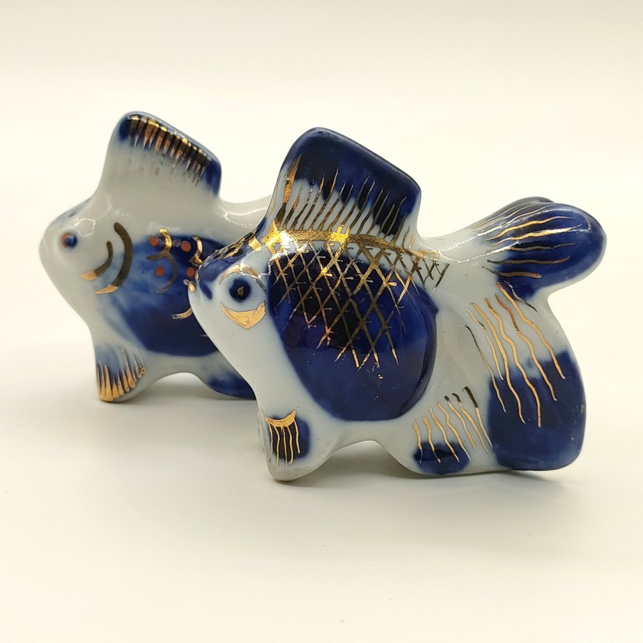 Пара перечниц (солонок) "Рыбка", автор модели В. А. Ватагин, автор росписи А.А. Яцкевич, фарфор, роспись, золочение, Ленинградский фарфоровый завод (ЛФЗ), СССР, 1960-1969 гг.