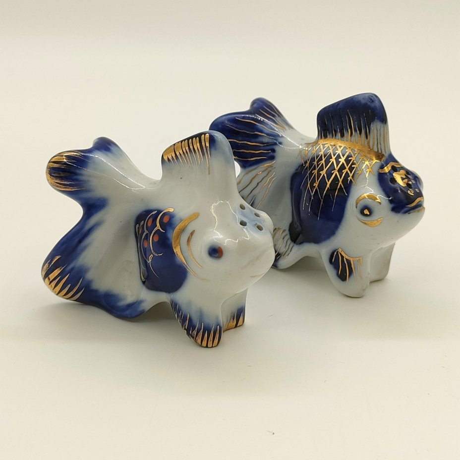 Пара перечниц (солонок) "Рыбка", автор модели В. А. Ватагин, автор росписи А.А. Яцкевич, фарфор, роспись, золочение, Ленинградский фарфоровый завод (ЛФЗ), СССР, 1960-1969 гг.