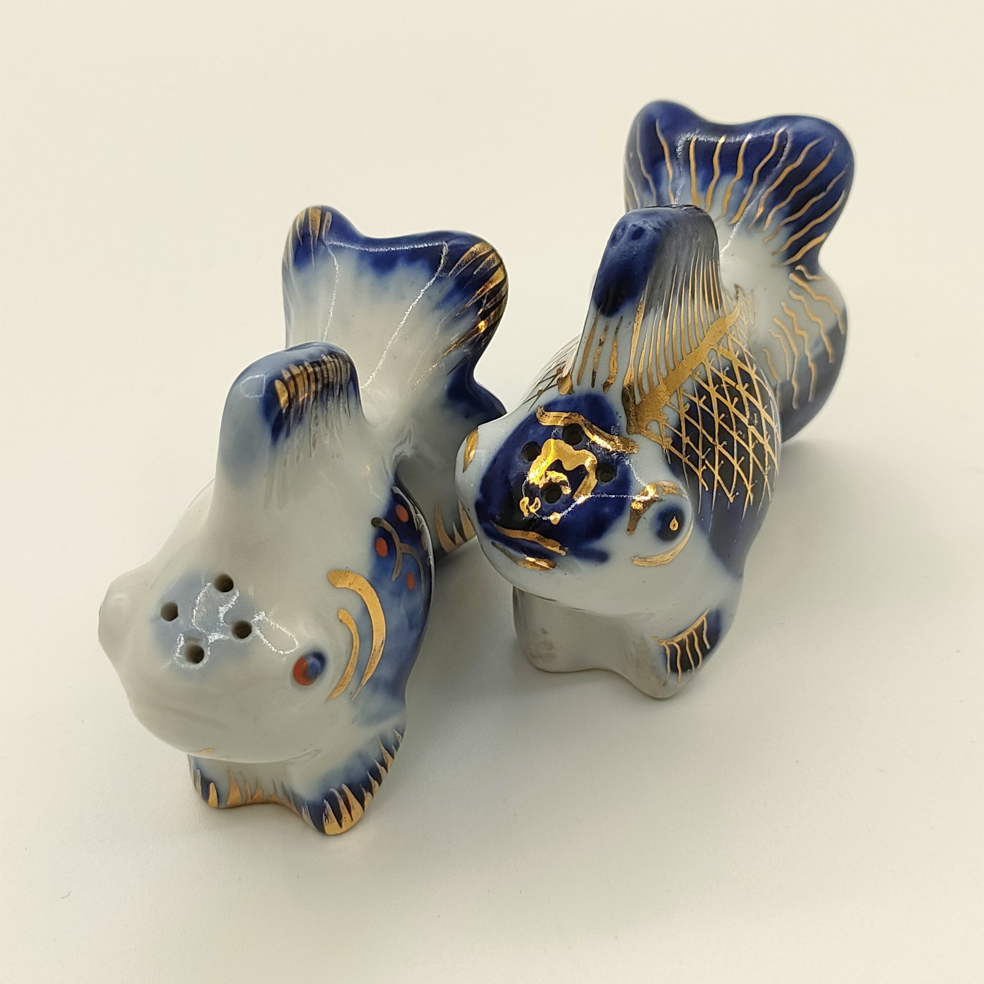 Пара перечниц (солонок) "Рыбка", автор модели В. А. Ватагин, автор росписи А.А. Яцкевич, фарфор, роспись, золочение, Ленинградский фарфоровый завод (ЛФЗ), СССР, 1960-1969 гг.