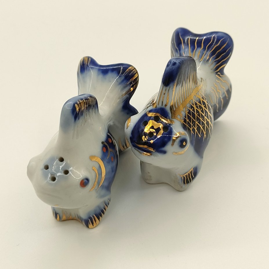 Пара перечниц (солонок) "Рыбка", автор модели В. А. Ватагин, автор росписи А.А. Яцкевич, фарфор, роспись, золочение, Ленинградский фарфоровый завод (ЛФЗ), СССР, 1960-1969 гг.