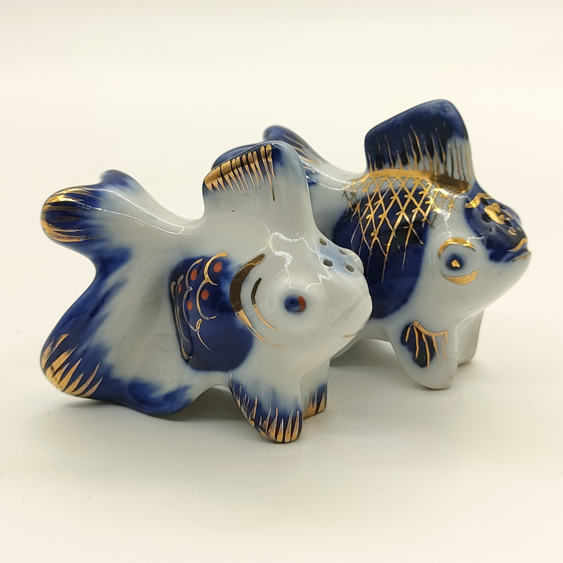 Пара перечниц (солонок) "Рыбка", автор модели В. А. Ватагин, автор росписи А.А. Яцкевич, фарфор, роспись, золочение, Ленинградский фарфоровый завод (ЛФЗ), СССР, 1960-1969 гг.