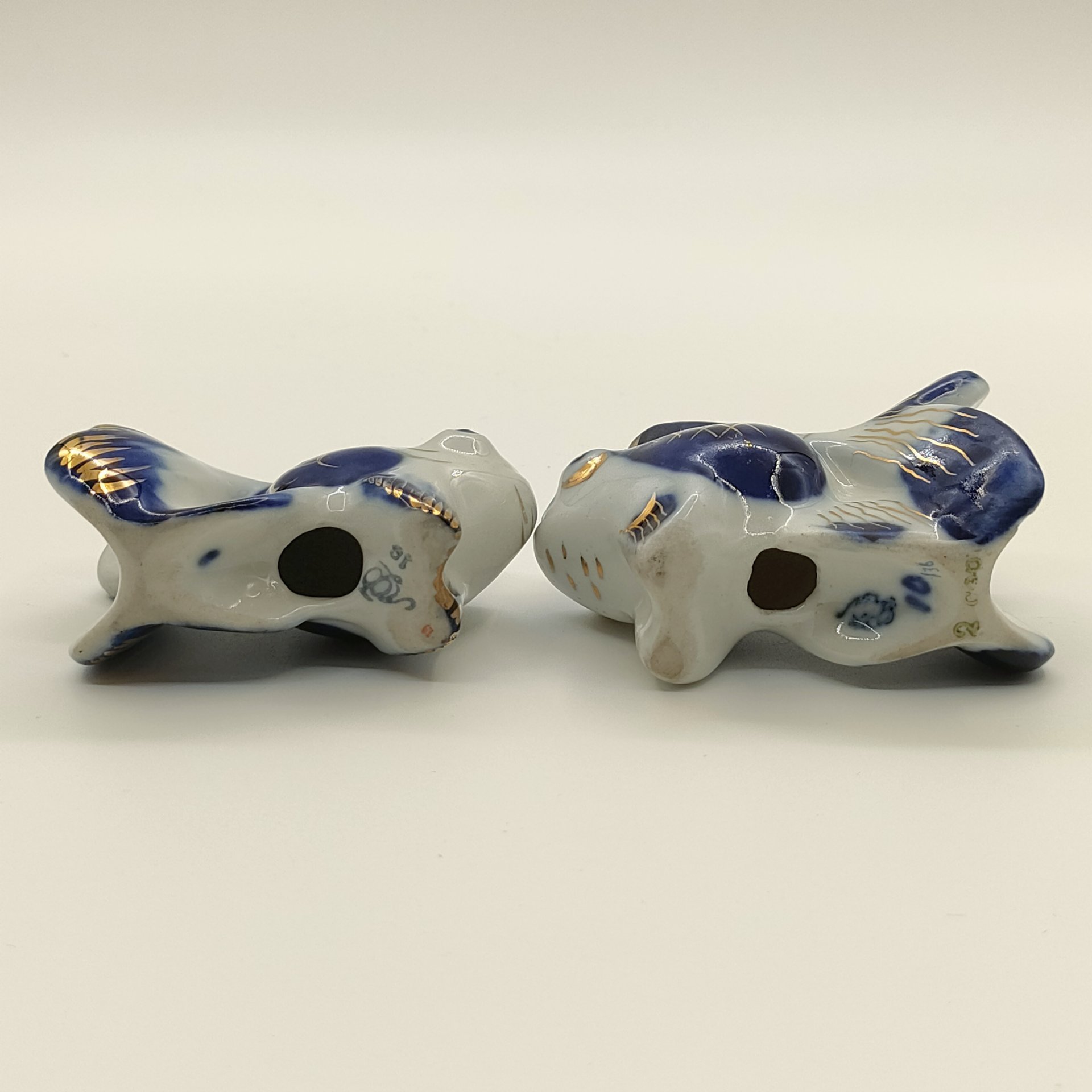 Пара перечниц (солонок) "Рыбка", автор модели В. А. Ватагин, автор росписи А.А. Яцкевич, фарфор, роспись, золочение, Ленинградский фарфоровый завод (ЛФЗ), СССР, 1960-1969 гг.