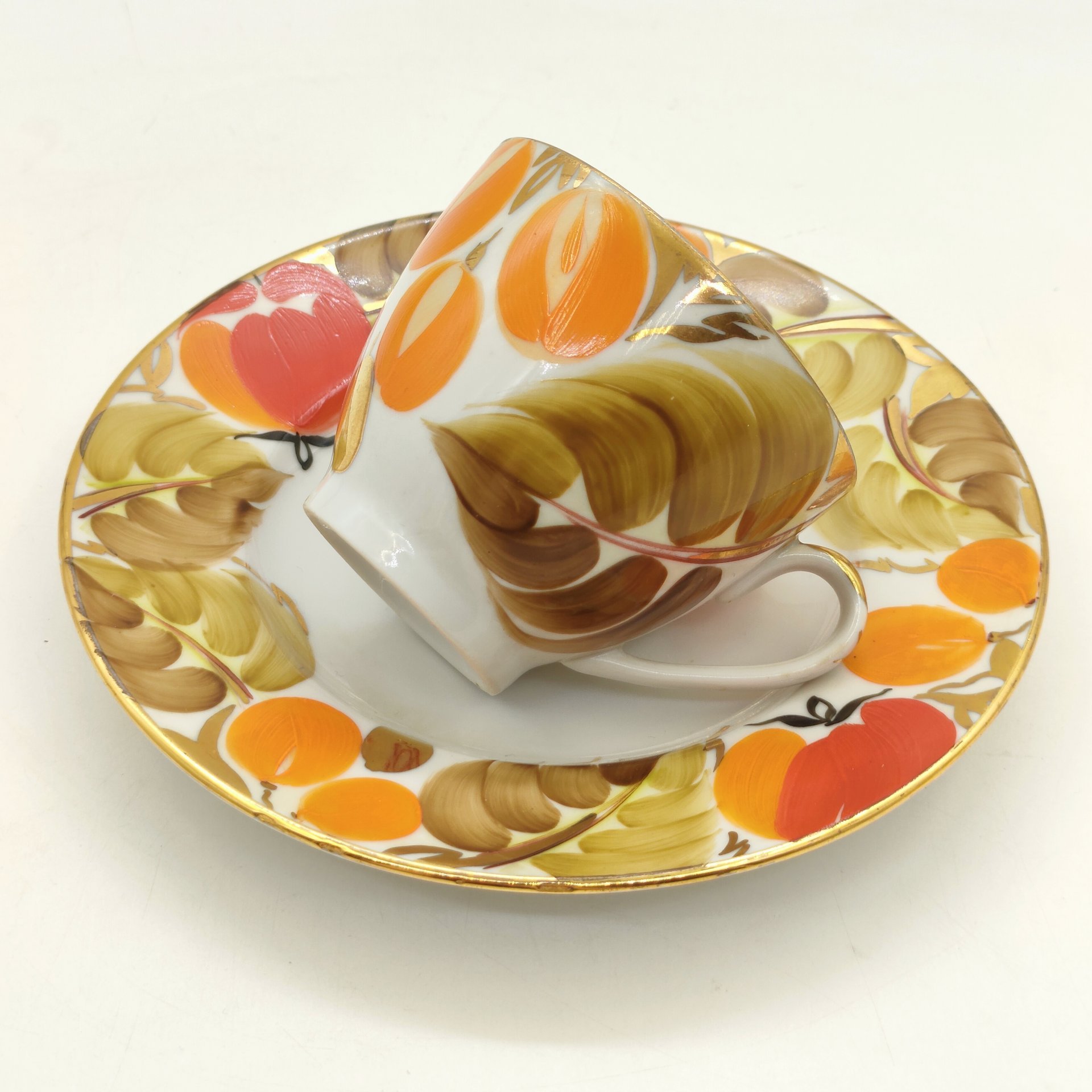 Набор из кофейной чашки и пирожковой тарелки "Щедрая осень", автор рисунка Н.Б. Гусева, автор формы С.Е. Яковлева, фарфор, роспись, золочение, Ленинградский фарфоровый завод (ЛФЗ), СССР, 1970-1991 гг.