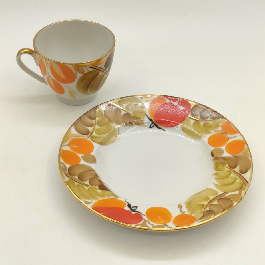 Набор из кофейной чашки и пирожковой тарелки "Щедрая осень", автор рисунка Н.Б. Гусева, автор формы С.Е. Яковлева, фарфор, роспись, золочение, Ленинградский фарфоровый завод (ЛФЗ), СССР, 1970-1991 гг.