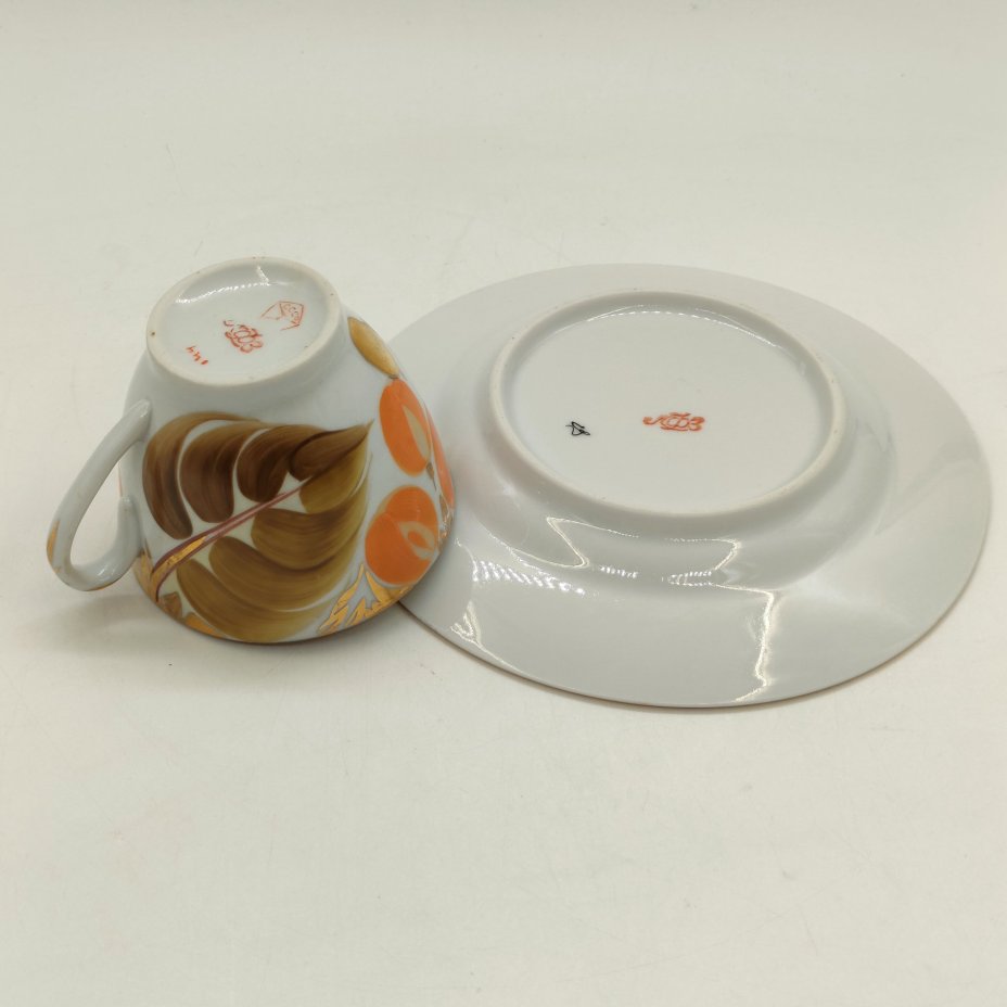 Набор из кофейной чашки и пирожковой тарелки "Щедрая осень", автор рисунка Н.Б. Гусева, автор формы С.Е. Яковлева, фарфор, роспись, золочение, Ленинградский фарфоровый завод (ЛФЗ), СССР, 1970-1991 гг.