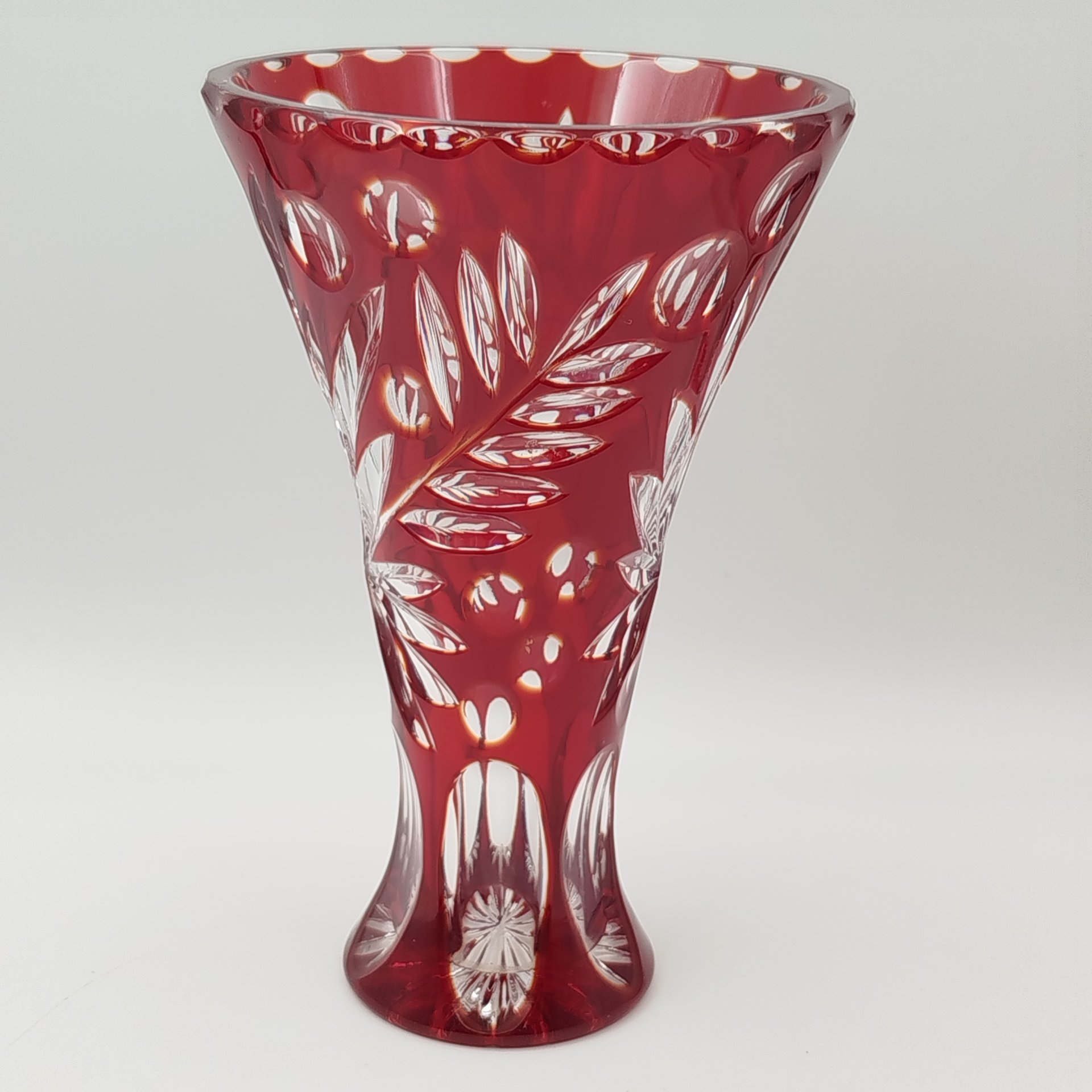 Ваза украшенная растительным декором