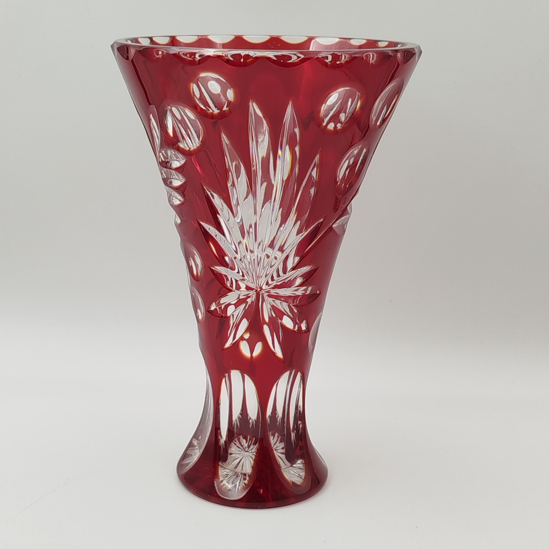 Ваза украшенная растительным декором