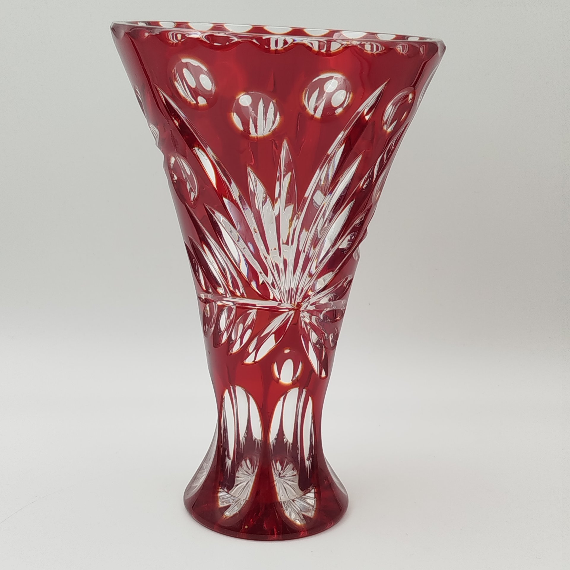 Ваза украшенная растительным декором