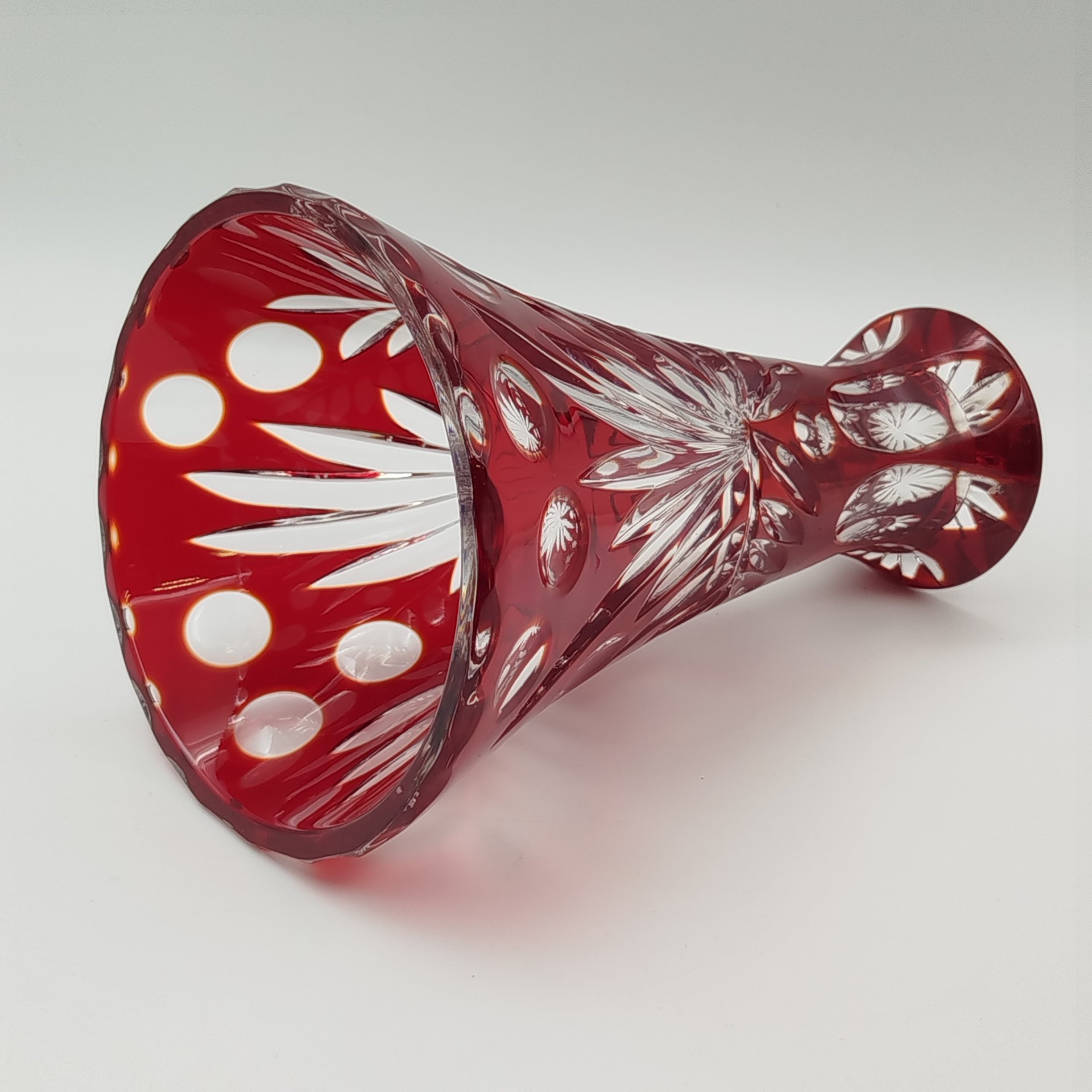 Ваза украшенная растительным декором