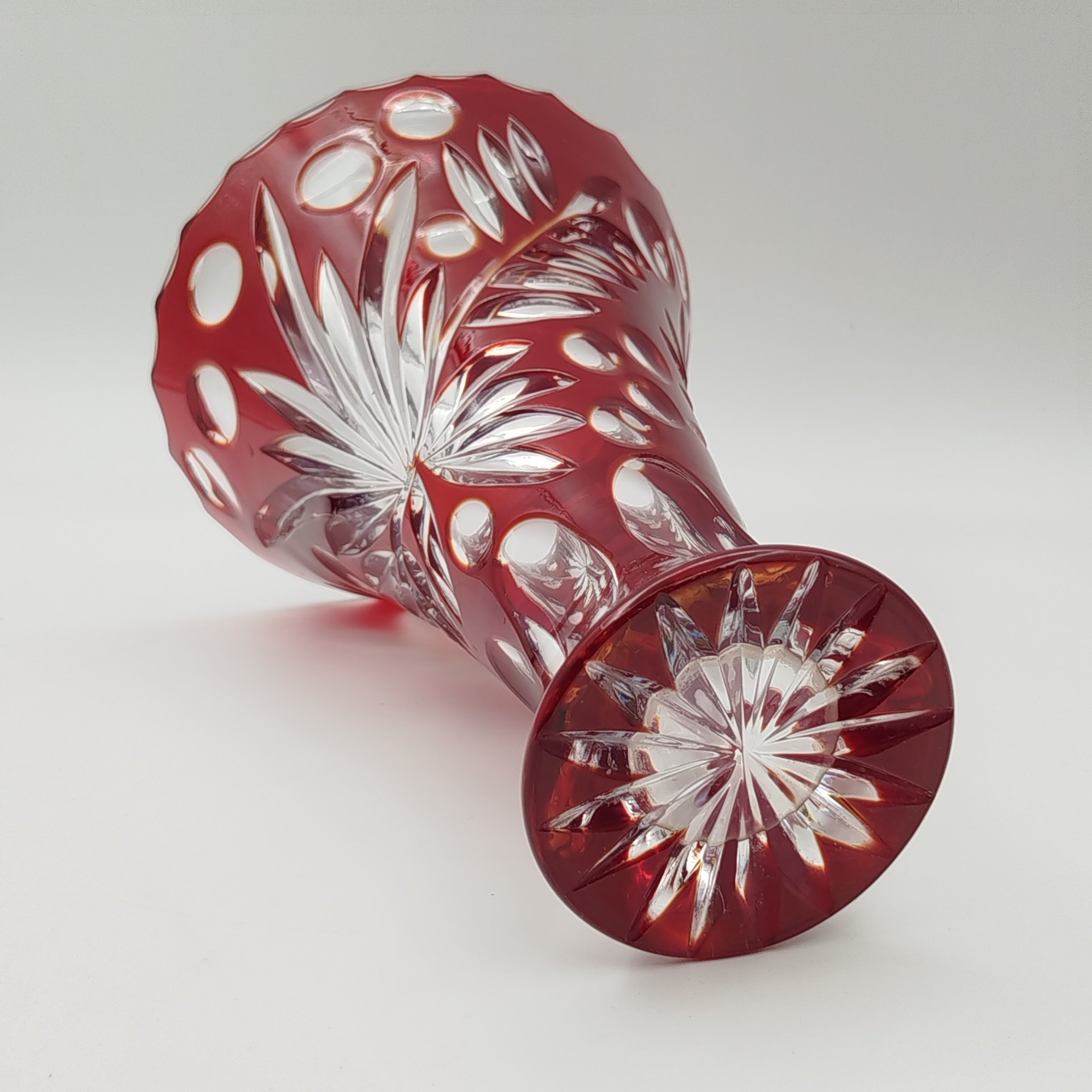 Ваза украшенная растительным декором