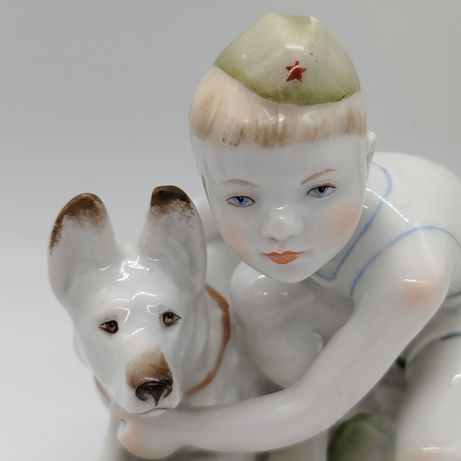Статуэтка "Юный пограничник с собакой" (в зелёной пилотке), скульптор Г.С. Столбова, Ленинградский фарфоровый завод (ЛФЗ)