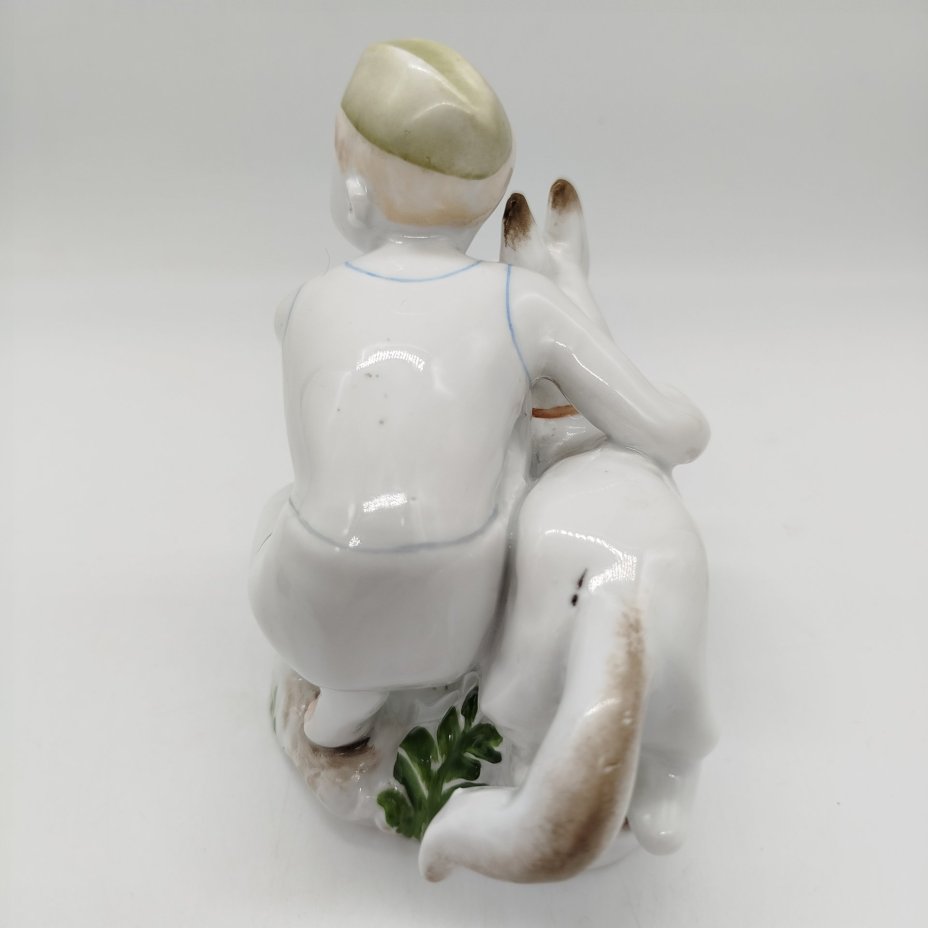 Статуэтка "Юный пограничник с собакой" (в зелёной пилотке), скульптор Г.С. Столбова, Ленинградский фарфоровый завод (ЛФЗ)