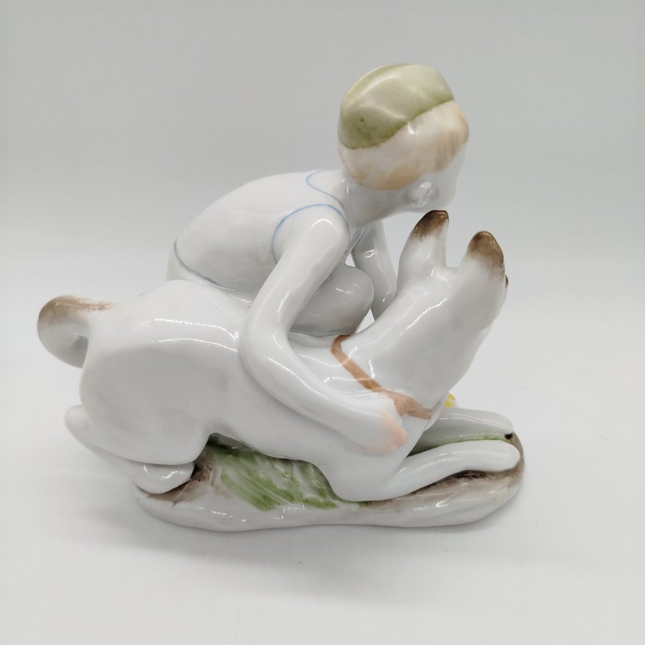 Статуэтка "Юный пограничник с собакой" (в зелёной пилотке), скульптор Г.С. Столбова, Ленинградский фарфоровый завод (ЛФЗ)